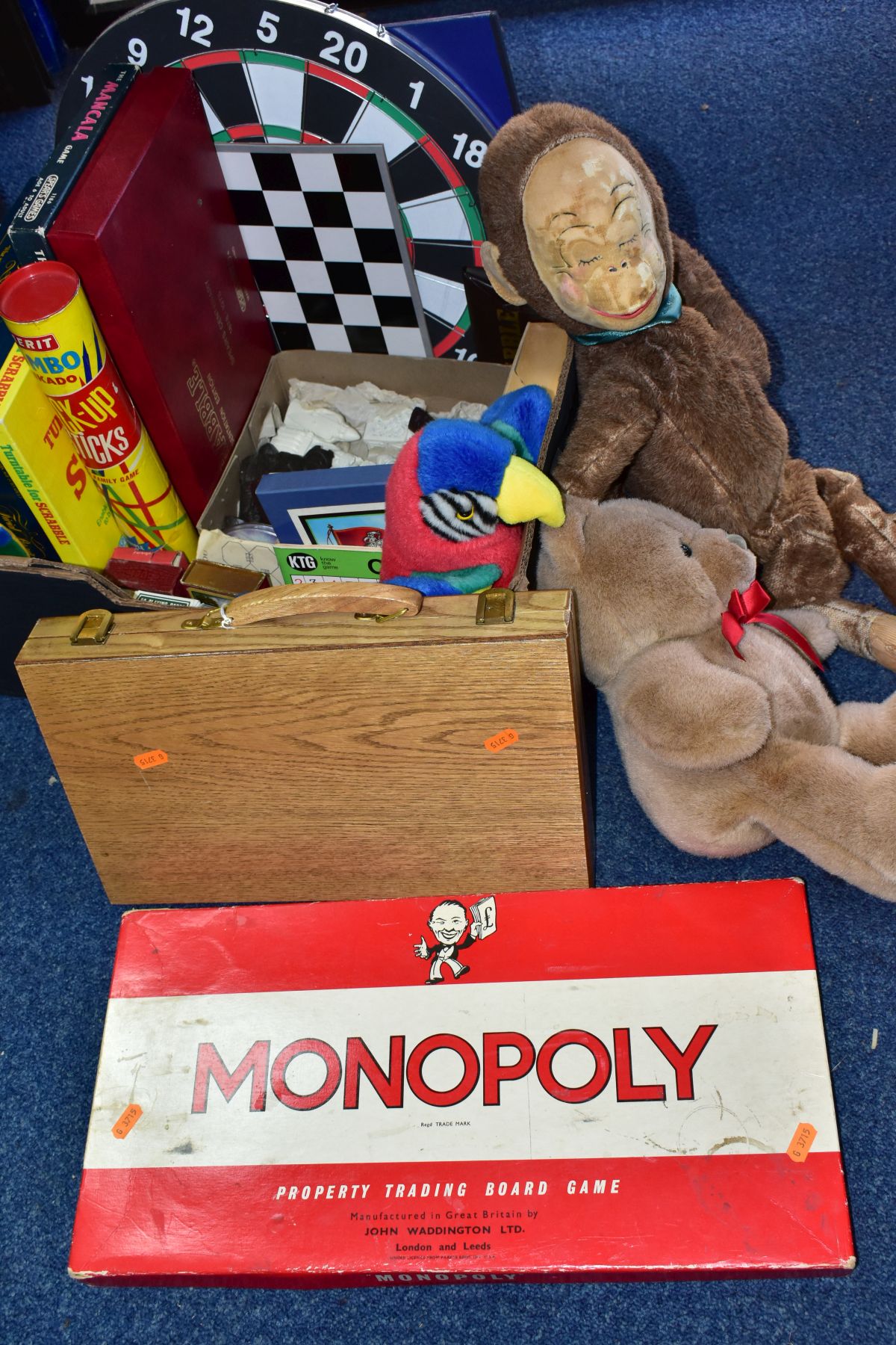 A BOX AND LOOSE OF TOYS AND GAMES, including a wooden cased backgammon set, a boxed Monopoly, - Bild 3 aus 7