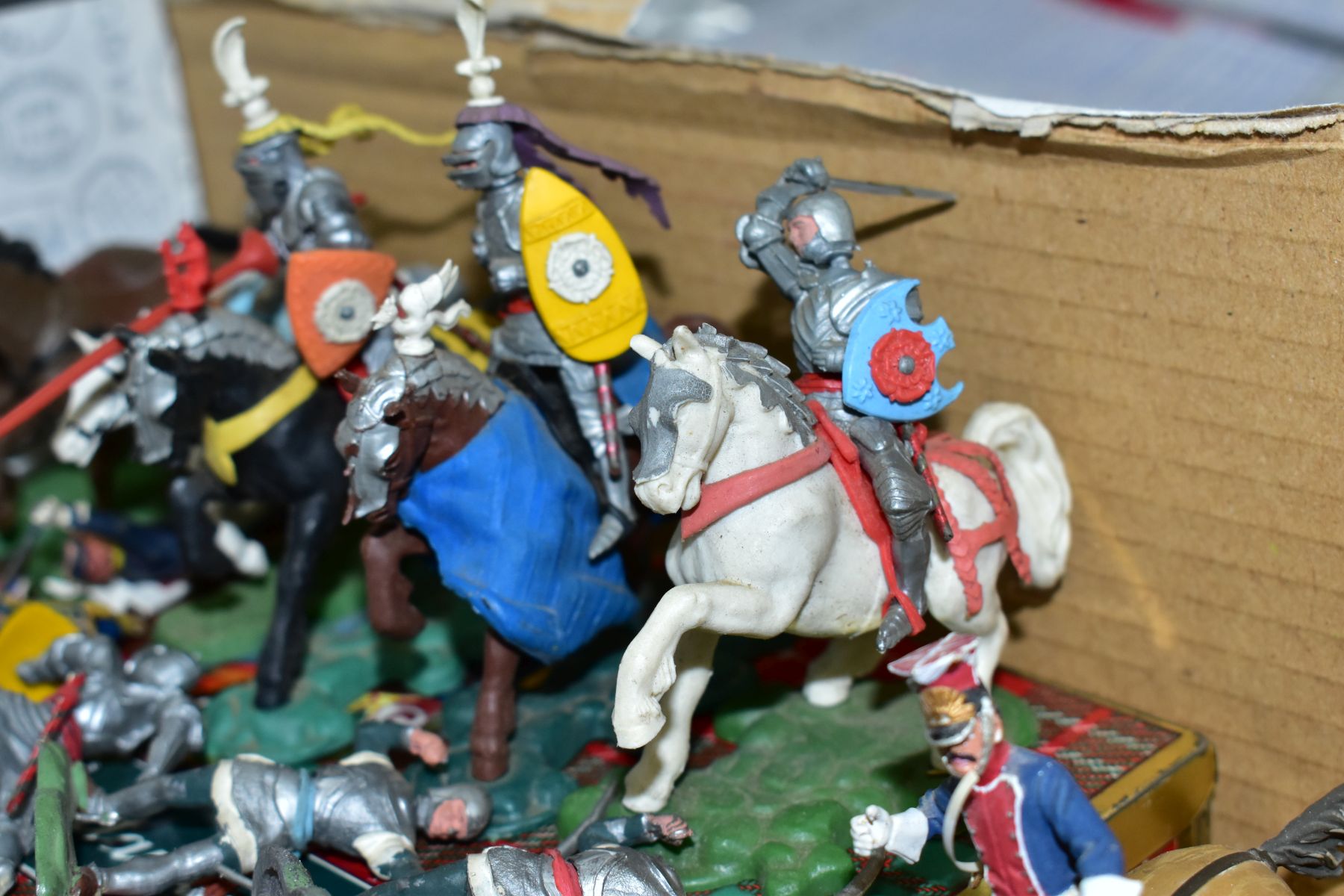 A QUANTITY OF ASSORTED BRITAINS SWOPPET 15TH CENTURY KNIGHTS, to include mounted charging No. 1451 - Image 5 of 11