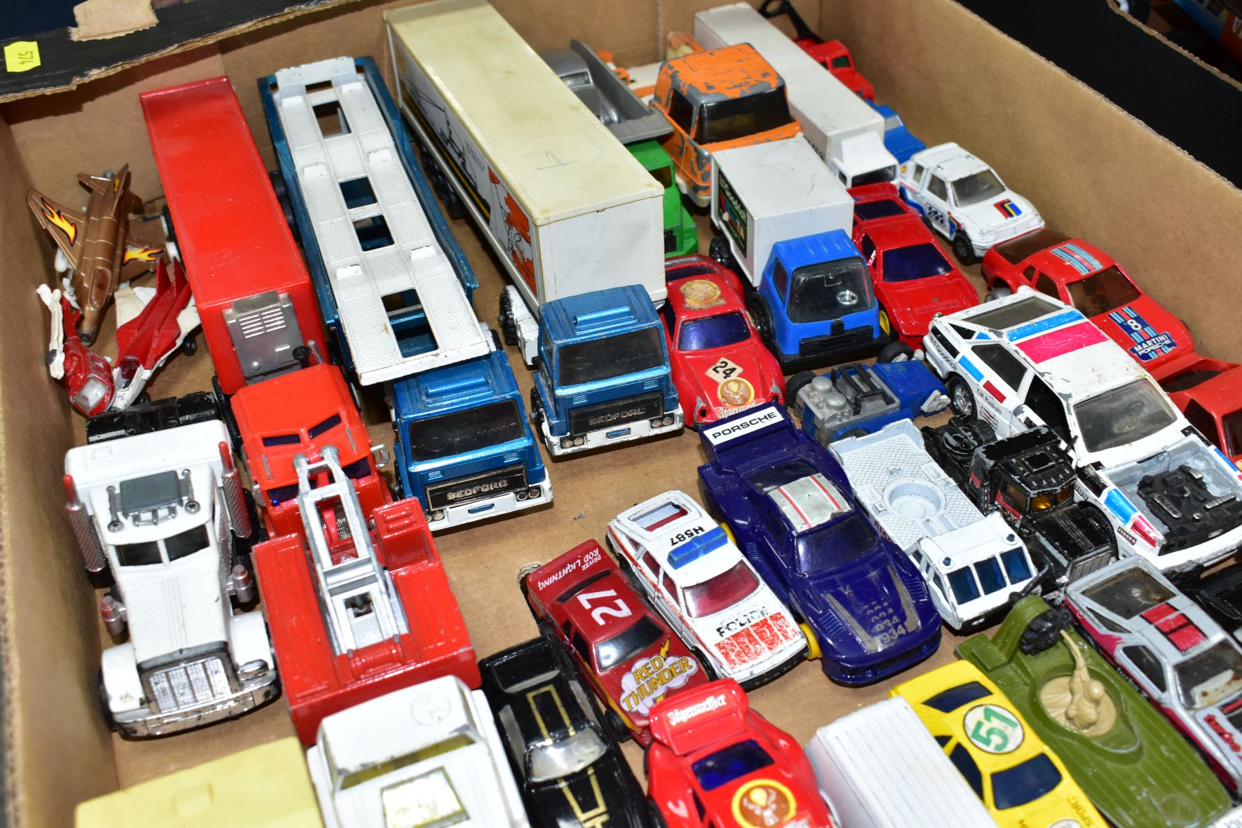 A QUANTITY OF UNBOXED AND ASSORTED PLAYWORN DIECAST VEHICLES, to include Dinky Toys Field Marshall - Image 11 of 12