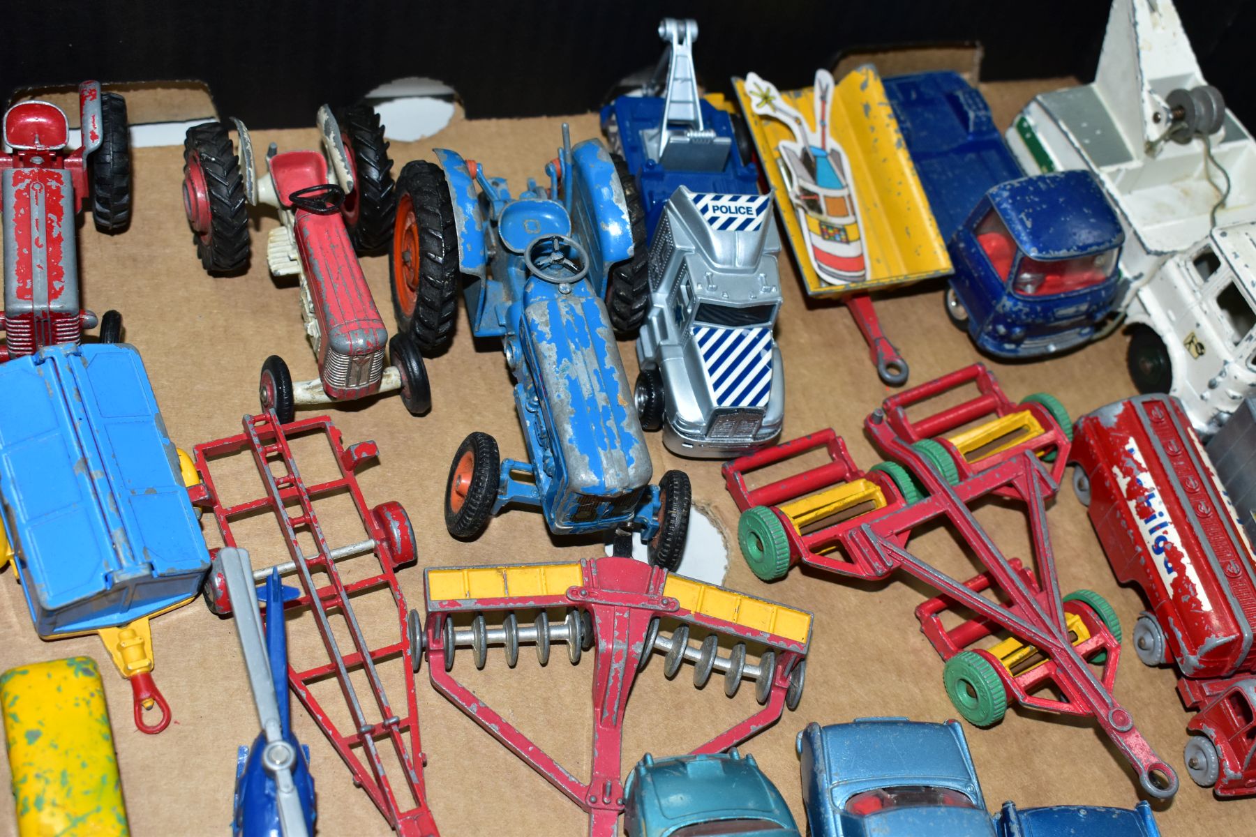 A QUANTITY OF UNBOXED AND ASSORTED PLAYWORN DIECAST VEHICLES, to include spot-on Morris 1100 No 262, - Bild 5 aus 10