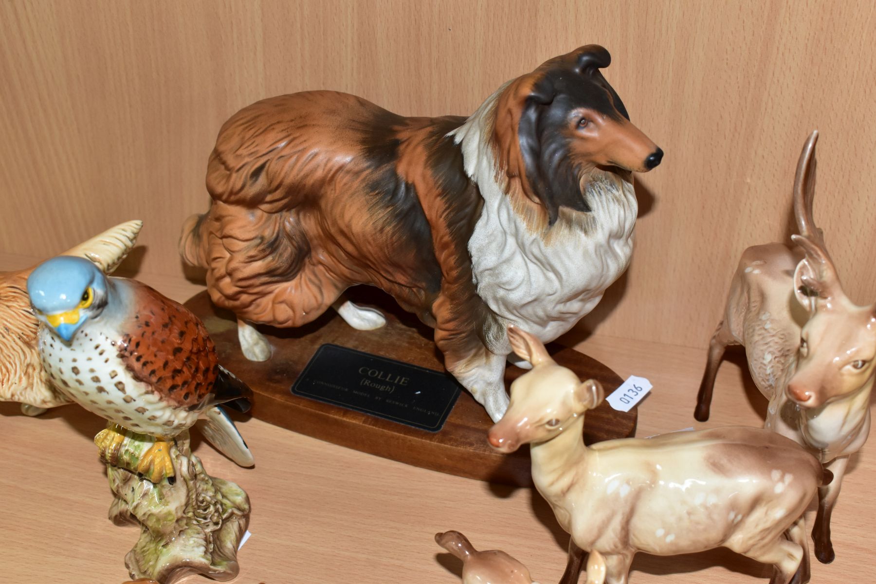 A COLLECTION OF SEVEN BESWICK ANIMAL AND BIRD FIGURES, comprising Stag, Doe and Fawn in light - Bild 7 aus 9