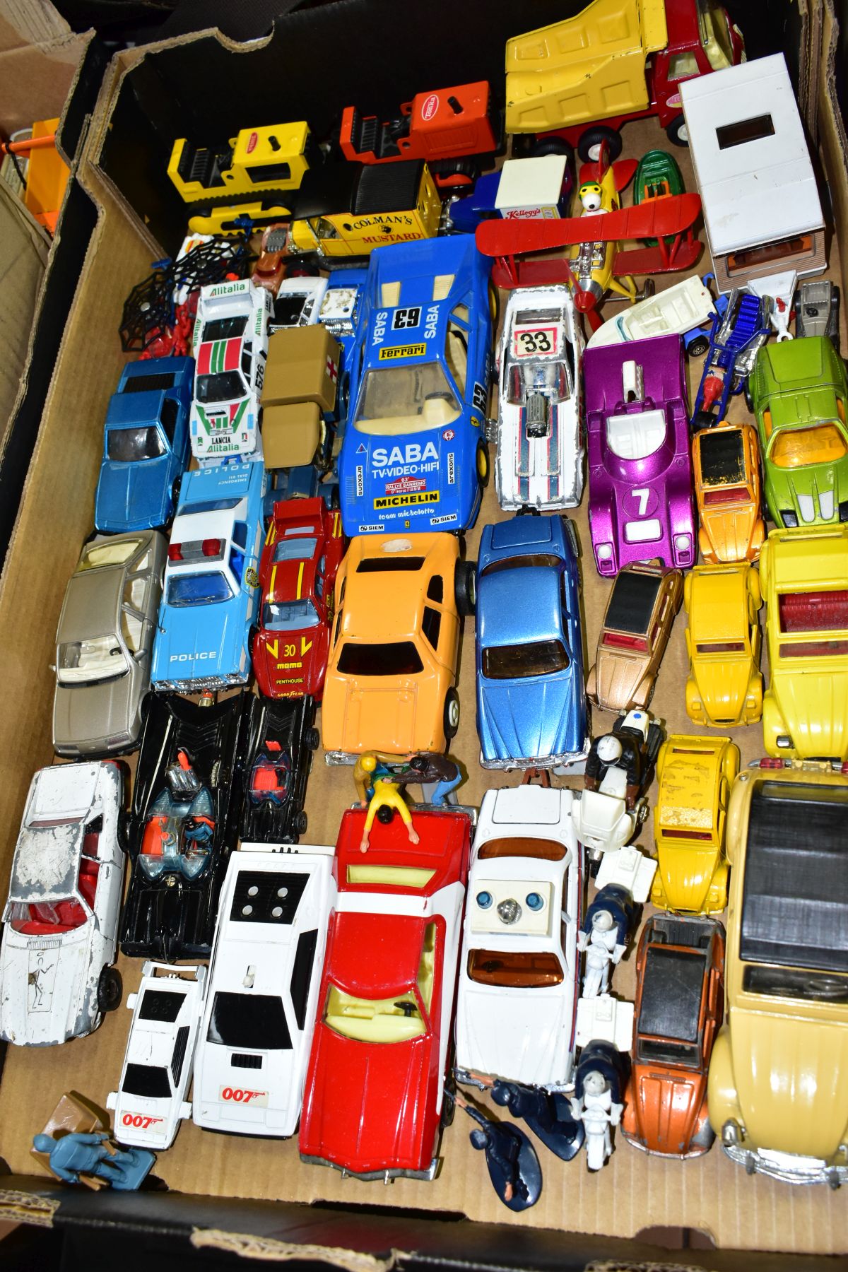 A QUANTITY OF UNBOXED AND ASSORTED PLAYWORN DIECAST VEHICLES, to include Corgi Toys Batmobile, No. - Image 7 of 8