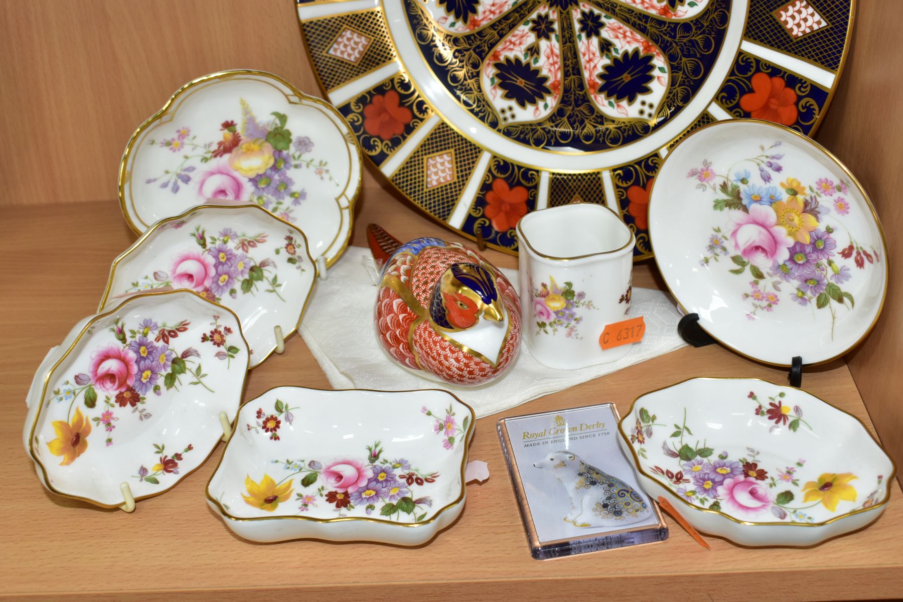 A GROUP OF ROYAL CROWN DERBY CERAMICS, comprising an Imari 1128 pattern dinner plate, first quality, - Image 2 of 10