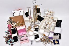 A SELECTION OF ITEMS, to include a white metal pendant necklace, the pendant in the form of a letter