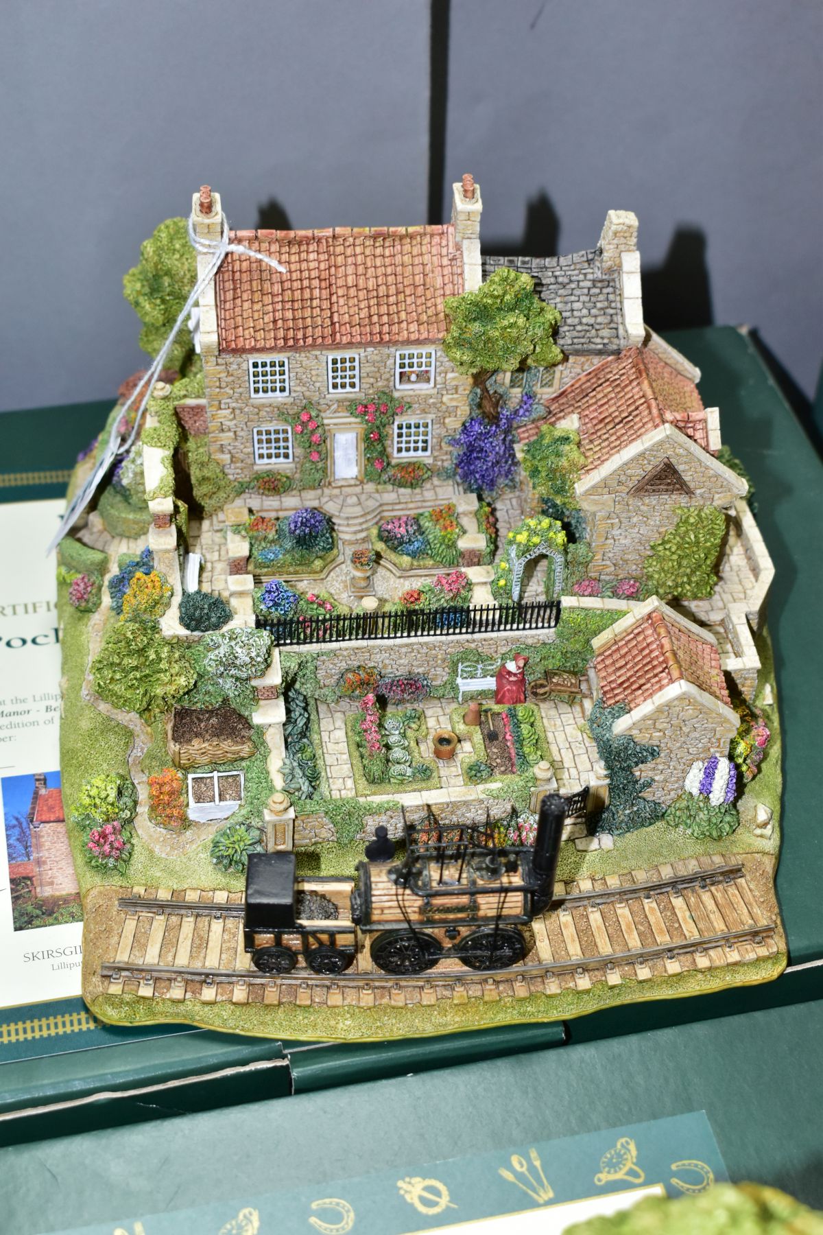 TWO BOXED LIMITED EDITION LILLIPUT LANE SCULPTURES, 'Pockerley Manor Beamish' L2432, No 487/500, - Bild 6 aus 12