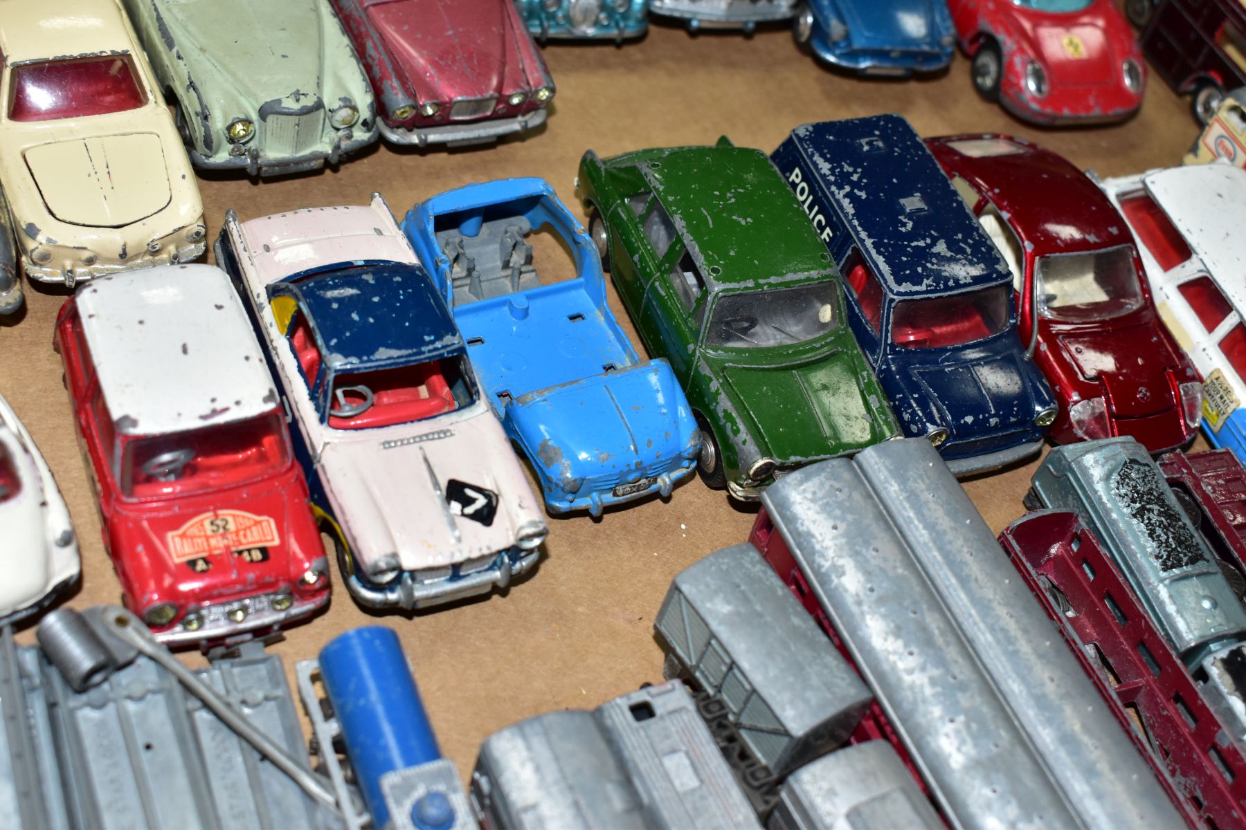 A QUANTITY OF UNBOXED AND ASSORTED PLAYWORN DIECAST VEHICLES, to include spot-on Morris 1100 No 262, - Bild 3 aus 10