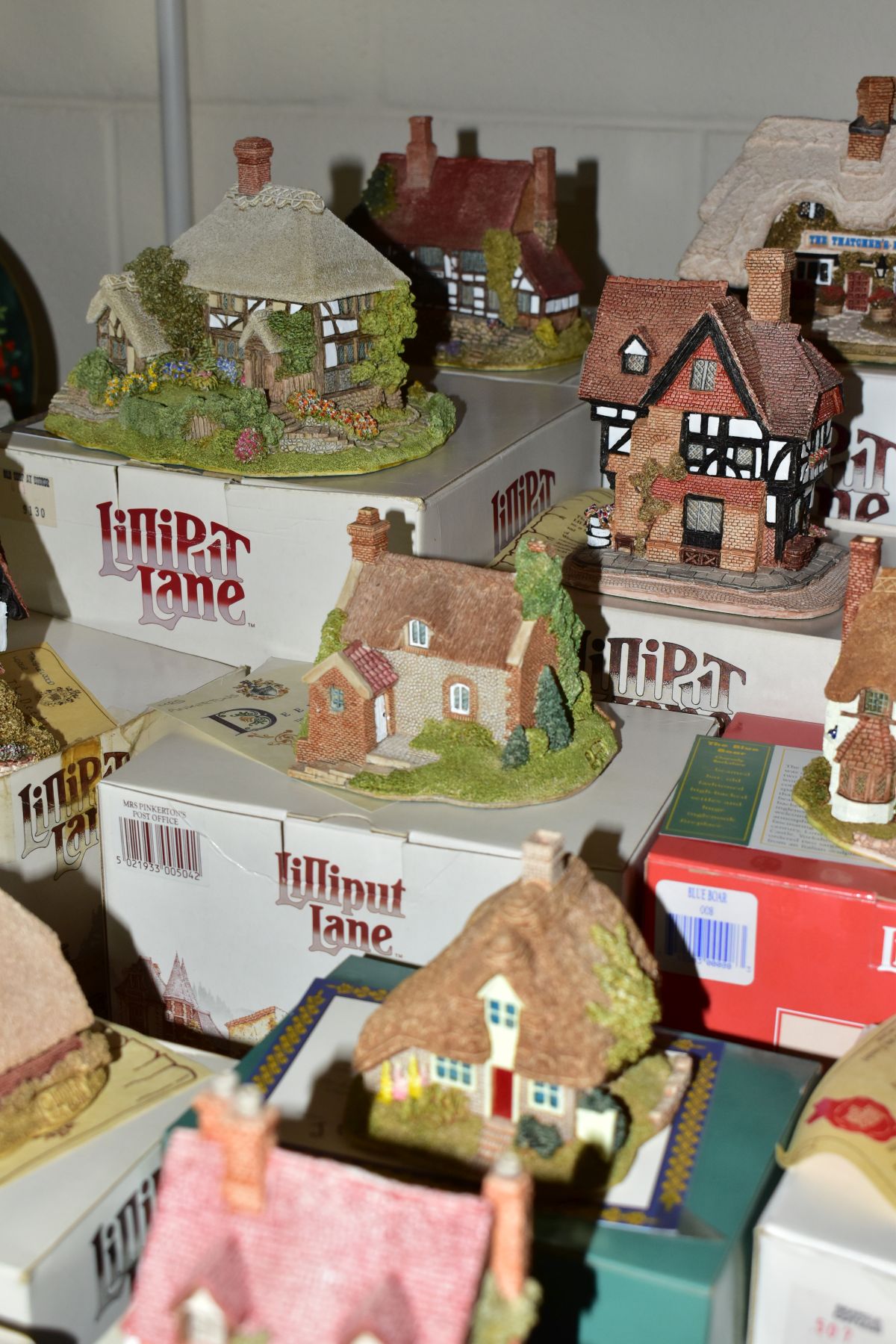 THIRTY THREE BOXED LILLIPUT LANE SCULPTURES FROM SOUTH EAST AND SOUTH WEST COLLECTIONS, all with - Bild 20 aus 22