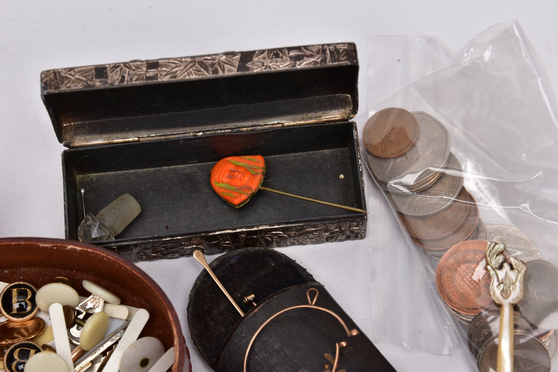 A BOX OF ASSORTED ITEMS, to include a silver 'Mizpah' ring, hallmarked Birmingham 1881, ring size I, - Image 16 of 18