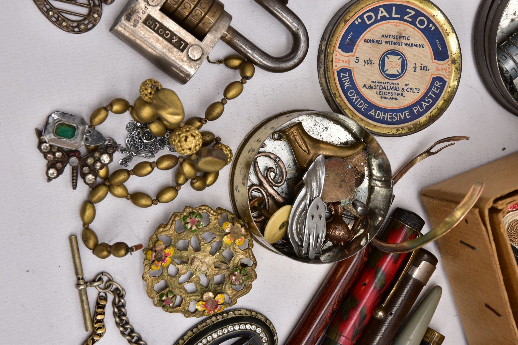 A BOX OF ASSORTED ITEMS, to include a silver 'Mizpah' ring, hallmarked Birmingham 1881, ring size I, - Image 8 of 18