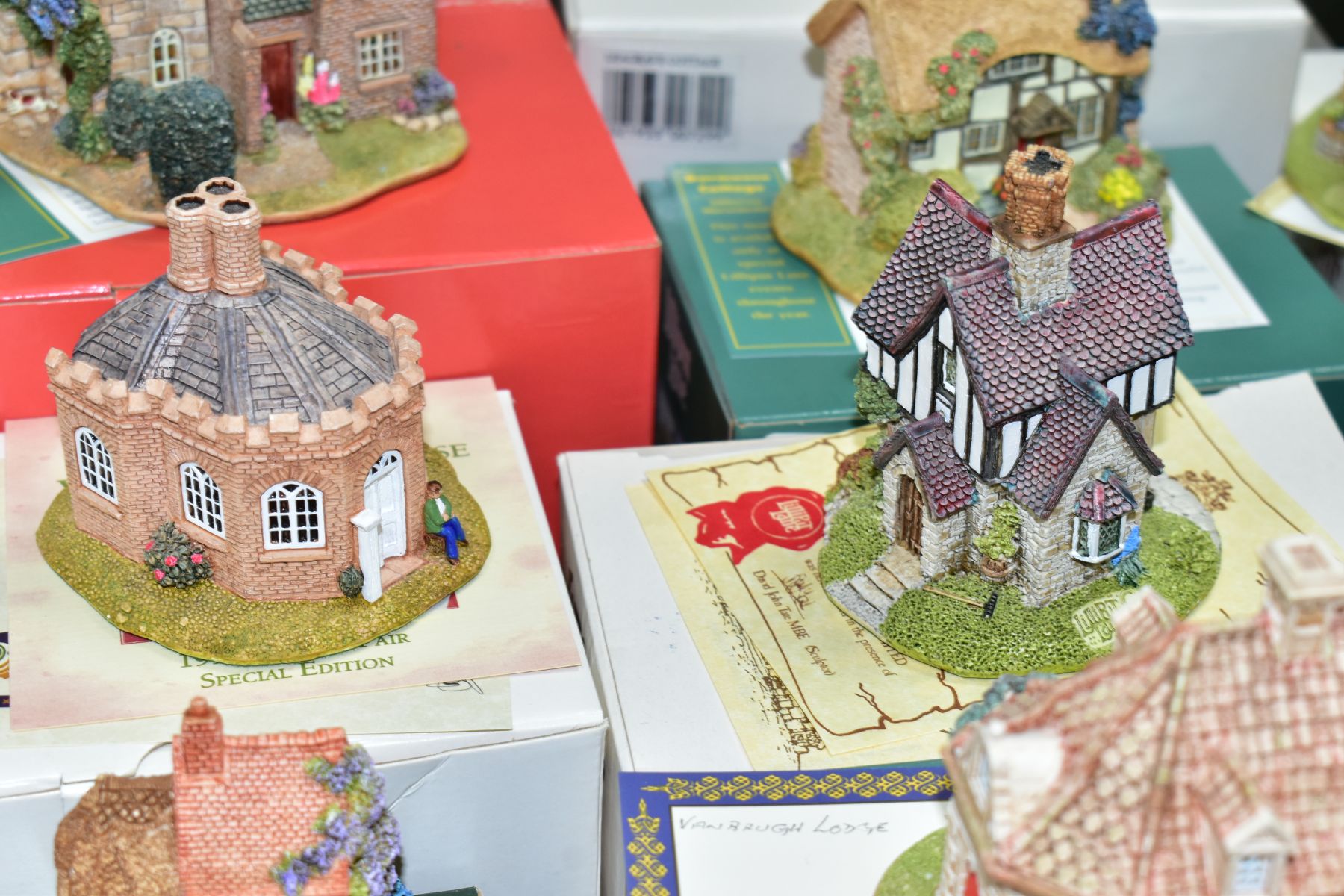 TWENTY TWO BOXED LILLIPUT LANE SCULPTURES, all with deeds except where mentioned, from various - Bild 7 aus 14