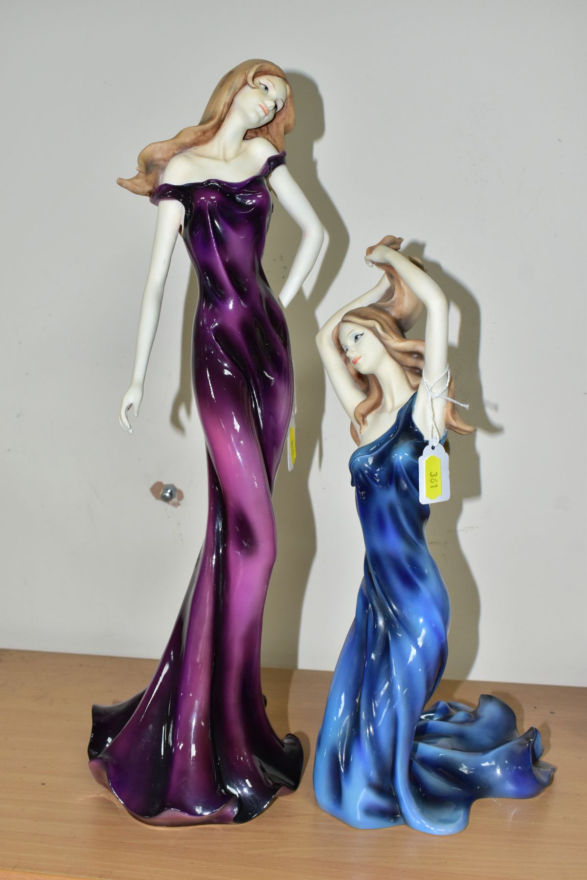 A 1940 BONE CHINA LADY FIGURE TITLED ELAINE AND TWO FRANKLIN MINT 'SOPHISTICATION' RESIN MODELS, the - Bild 6 aus 11