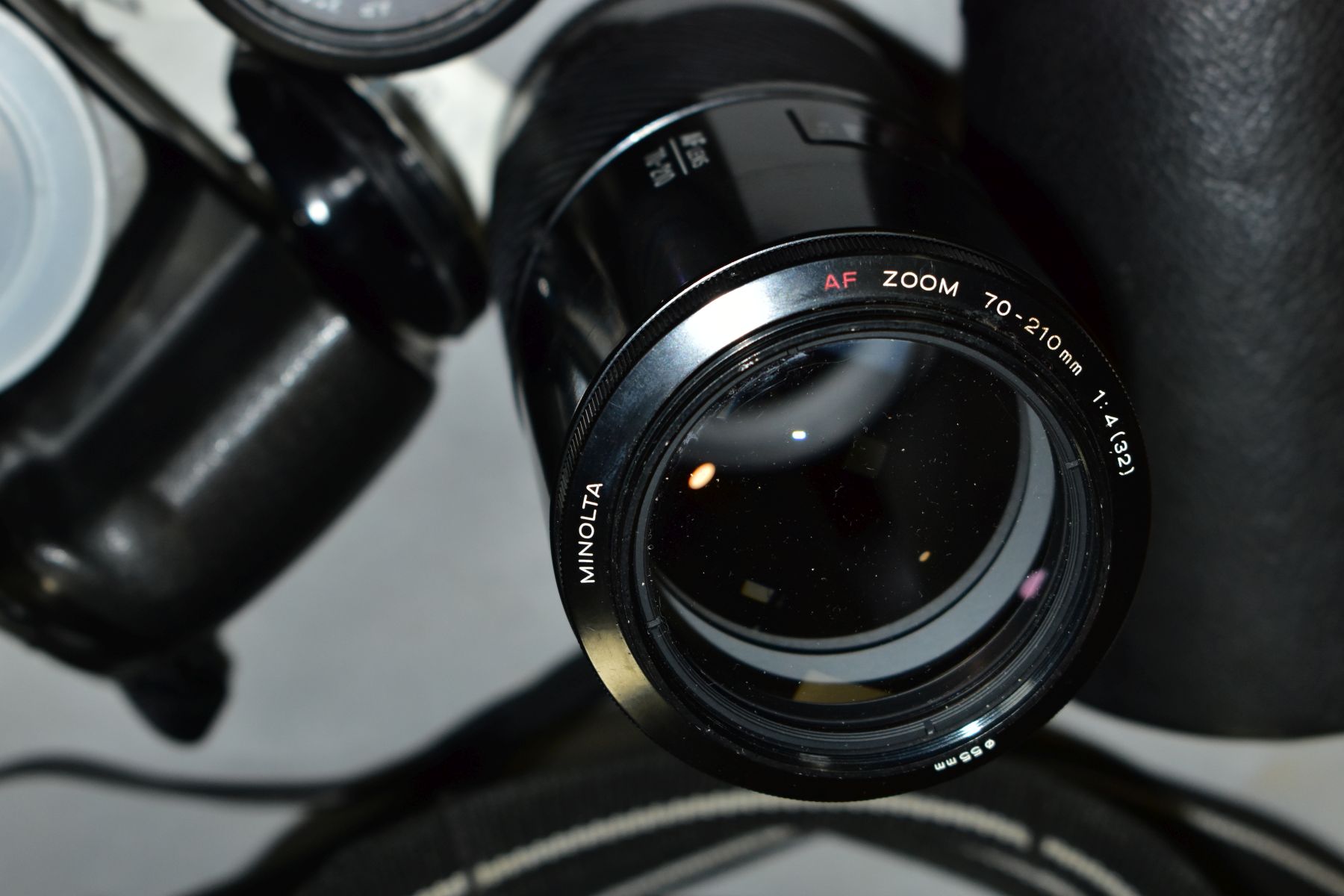 PHOTOGRAPHIC EQUIPMENT comprising a Minolta Dynax 300SI camera body, Minolta 35-70 zoom lens, - Image 7 of 9