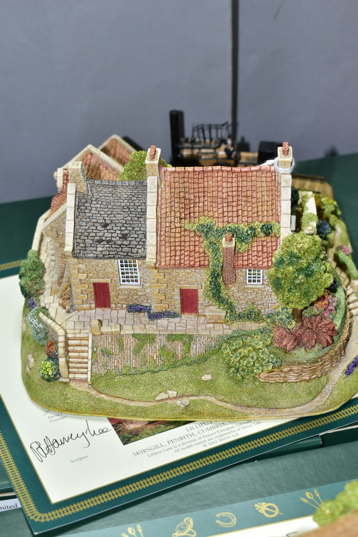 TWO BOXED LIMITED EDITION LILLIPUT LANE SCULPTURES, 'Pockerley Manor Beamish' L2432, No 487/500, - Bild 8 aus 12