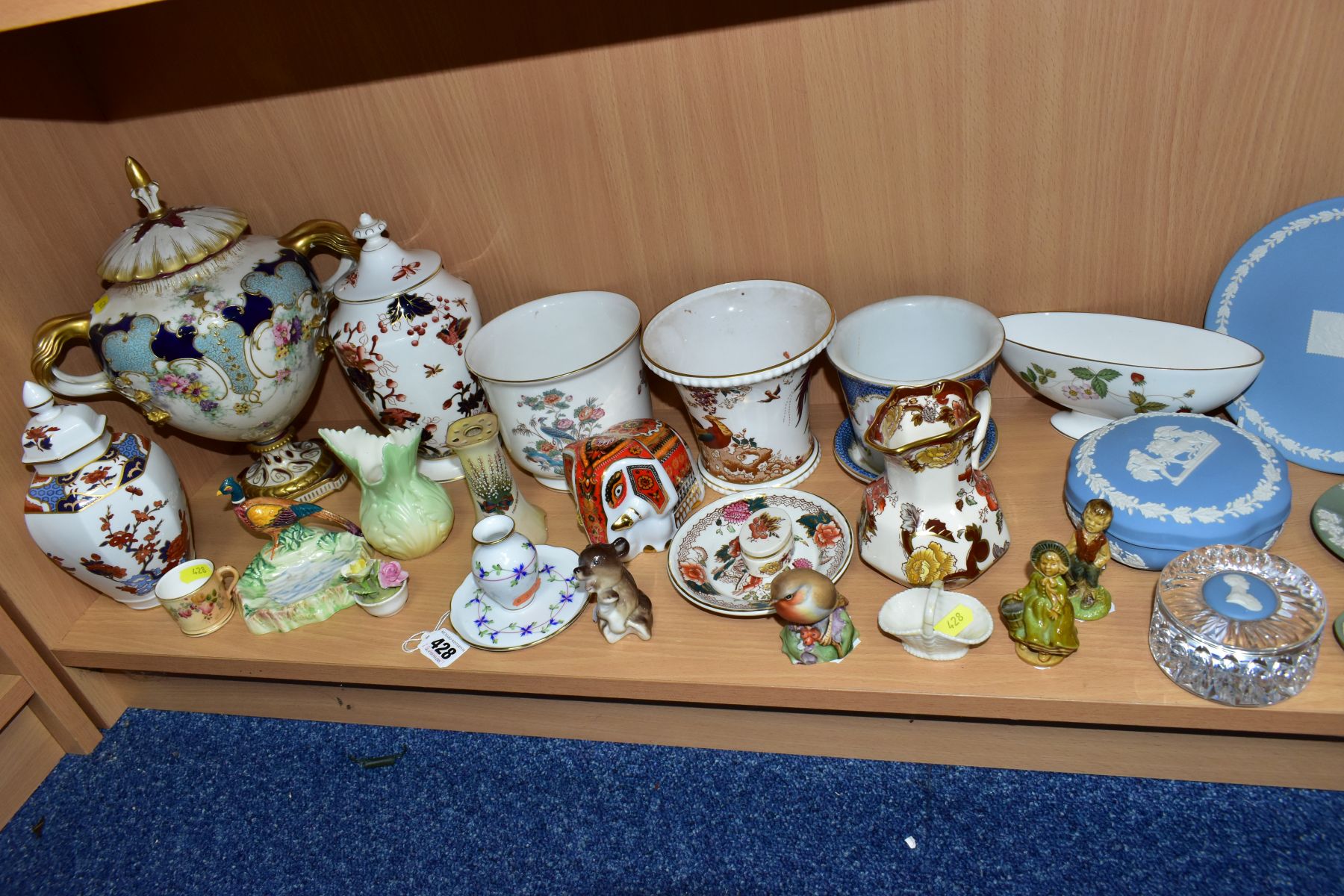 A GROUP OF LATE 19TH AND 20TH CENTURY CERAMICS, including modern giftware by Herend, Wedgwood, Royal