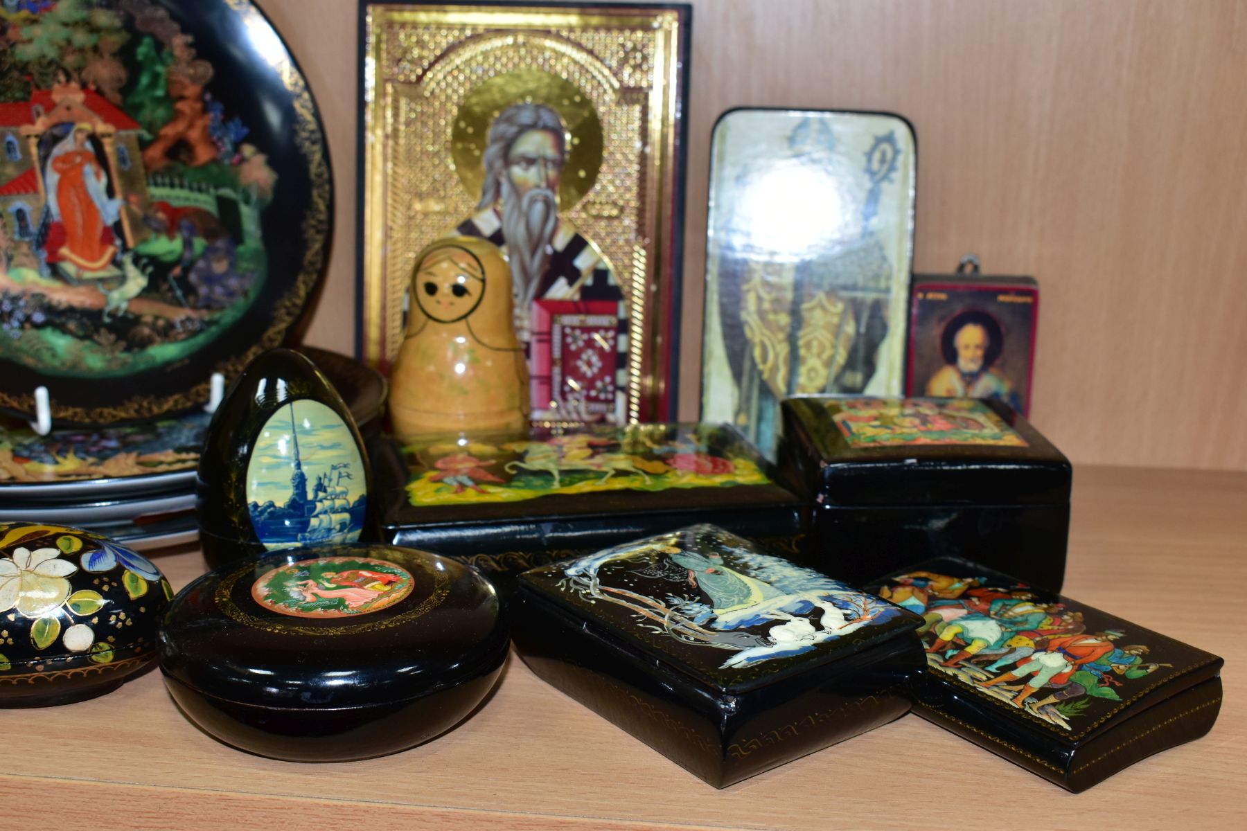 A SMALL COLLECTION OF DECORATIVE RUSSIAN ITEMS, including a set of four modern collectors plates, - Image 9 of 13