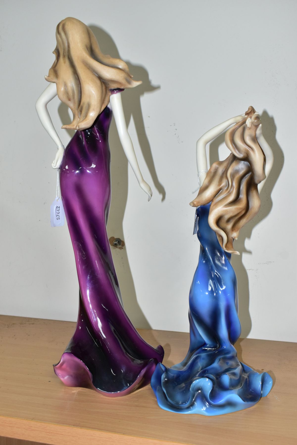 A 1940 BONE CHINA LADY FIGURE TITLED ELAINE AND TWO FRANKLIN MINT 'SOPHISTICATION' RESIN MODELS, the - Bild 7 aus 11