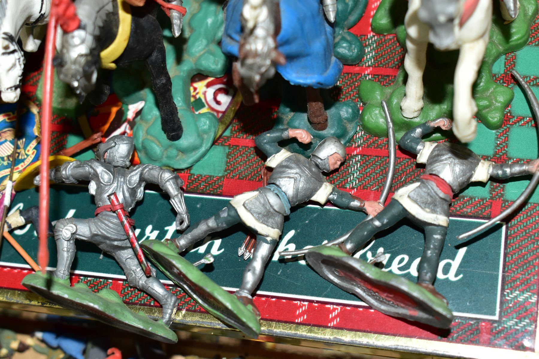 A QUANTITY OF ASSORTED BRITAINS SWOPPET 15TH CENTURY KNIGHTS, to include mounted charging No. 1451 - Image 8 of 11