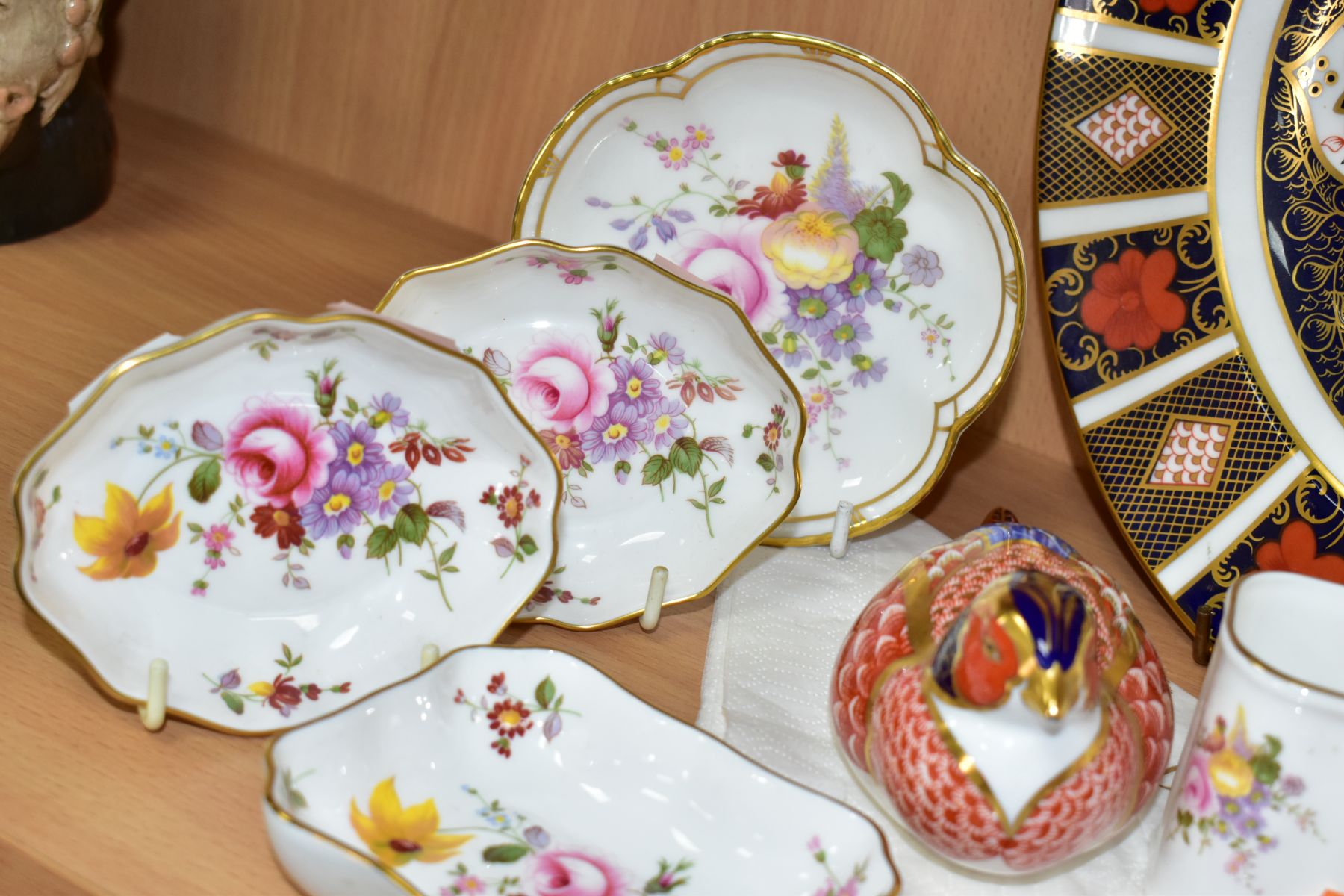 A GROUP OF ROYAL CROWN DERBY CERAMICS, comprising an Imari 1128 pattern dinner plate, first quality, - Image 3 of 10