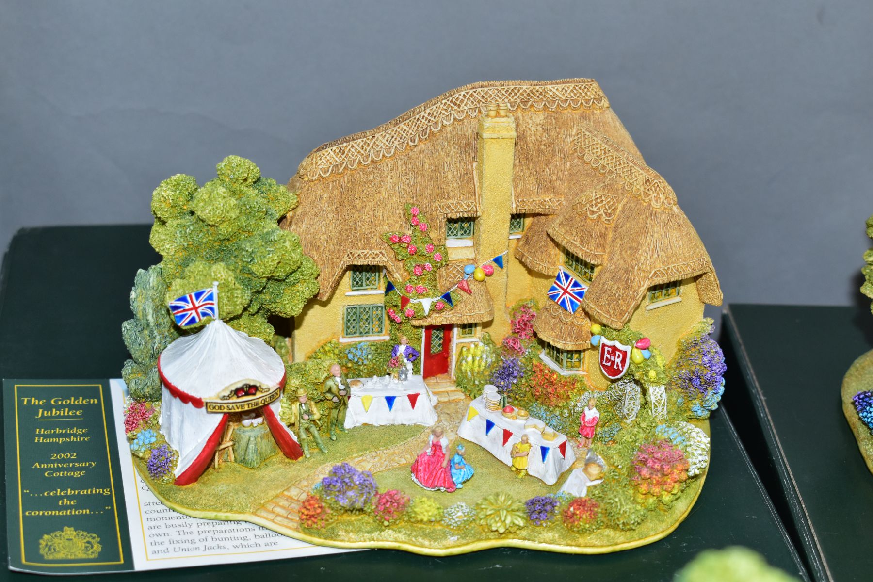 THIRTEEN BOXED LILLIPUT LANE ANNIVERSARY SCULPTURES, all with deeds, 'Cotman Cottage' 1993, ' - Bild 14 aus 15