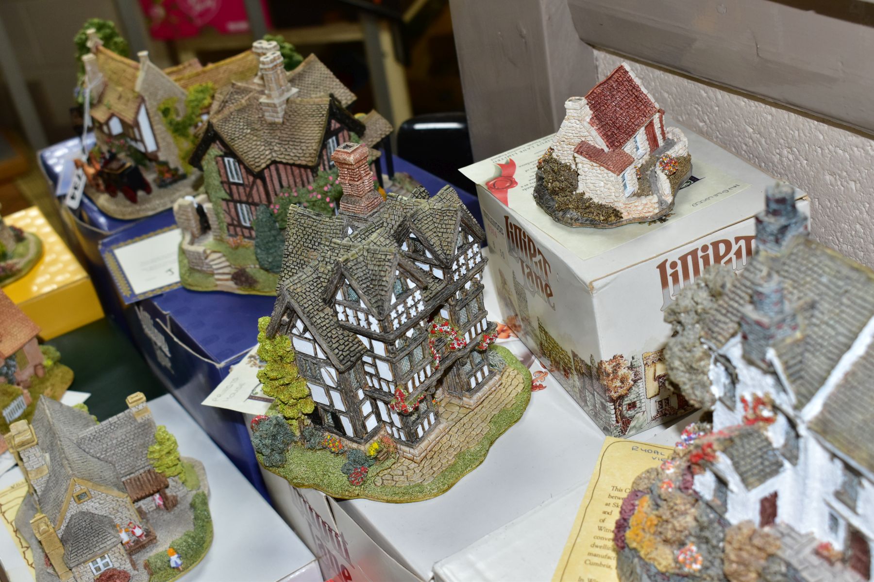TWENTY THREE BOXED LILLIPUT LANE SCULPTURES FROM THE BRITISH AND NORTH COLLECTIONS, all with - Bild 11 aus 13