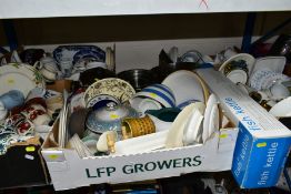 A BOXED STAINLESS STEEL 24'' FISH KETTLE, FIVE BOXES OF KITCHEN CROCKERY, ETC, AND LOOSE
