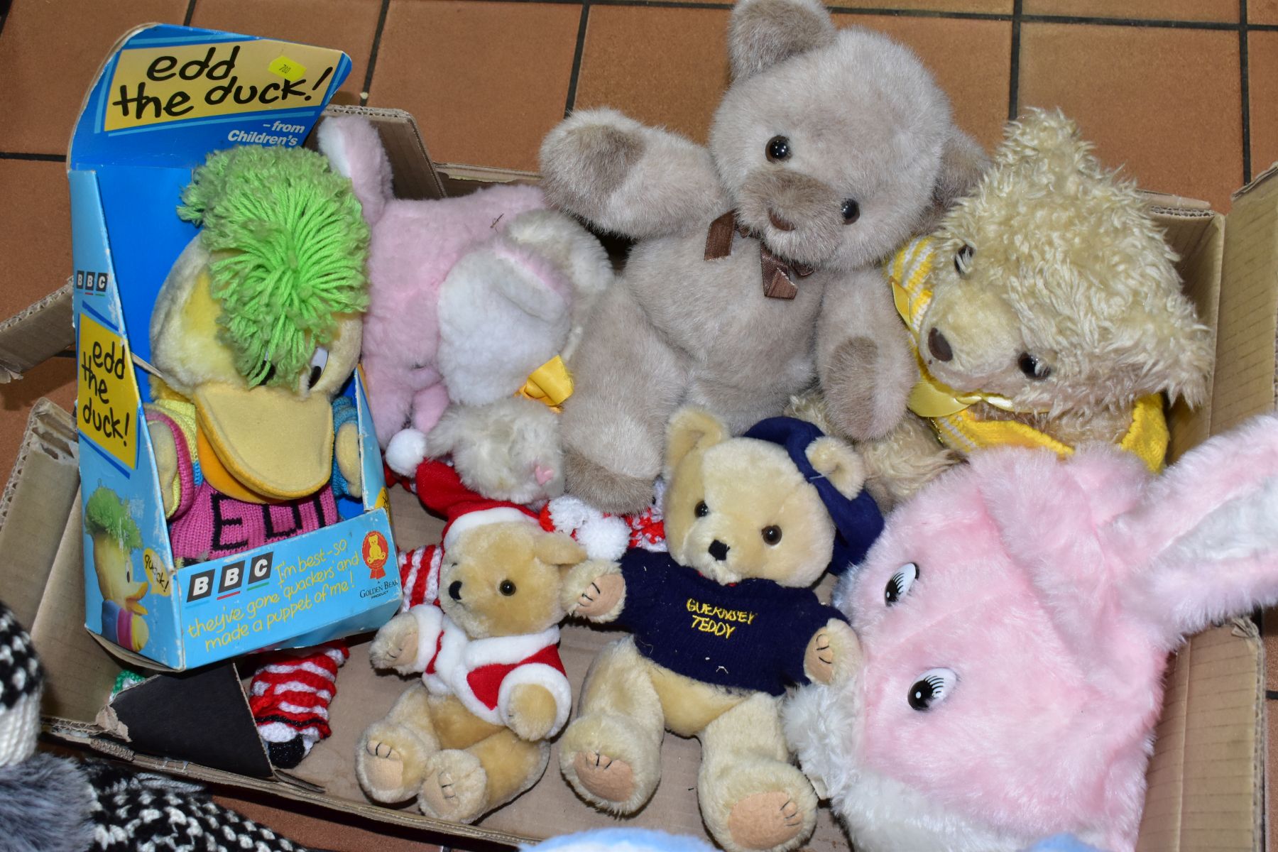 A QUANTITY OF MODERN SOFT TOYS AND TEDDY BEARS etc, to include B.B.C. Edd the Duck hand puppet ( - Image 4 of 4