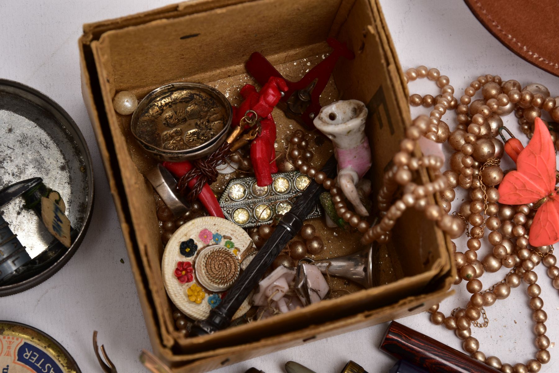 A BOX OF ASSORTED ITEMS, to include a silver 'Mizpah' ring, hallmarked Birmingham 1881, ring size I, - Image 4 of 18