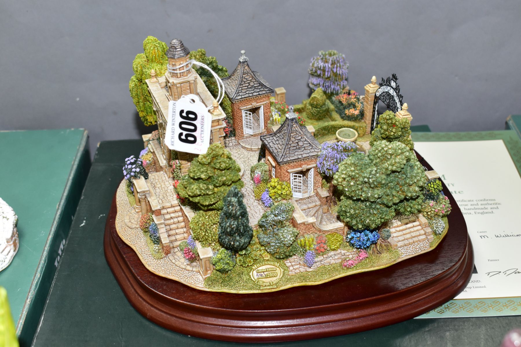 A BOXED LIMITED EDITION LILLIPUT LANE SCULPTURE CELEBRATING THE MILLENNIUM, 'The Millennium Gate' - Bild 3 aus 5