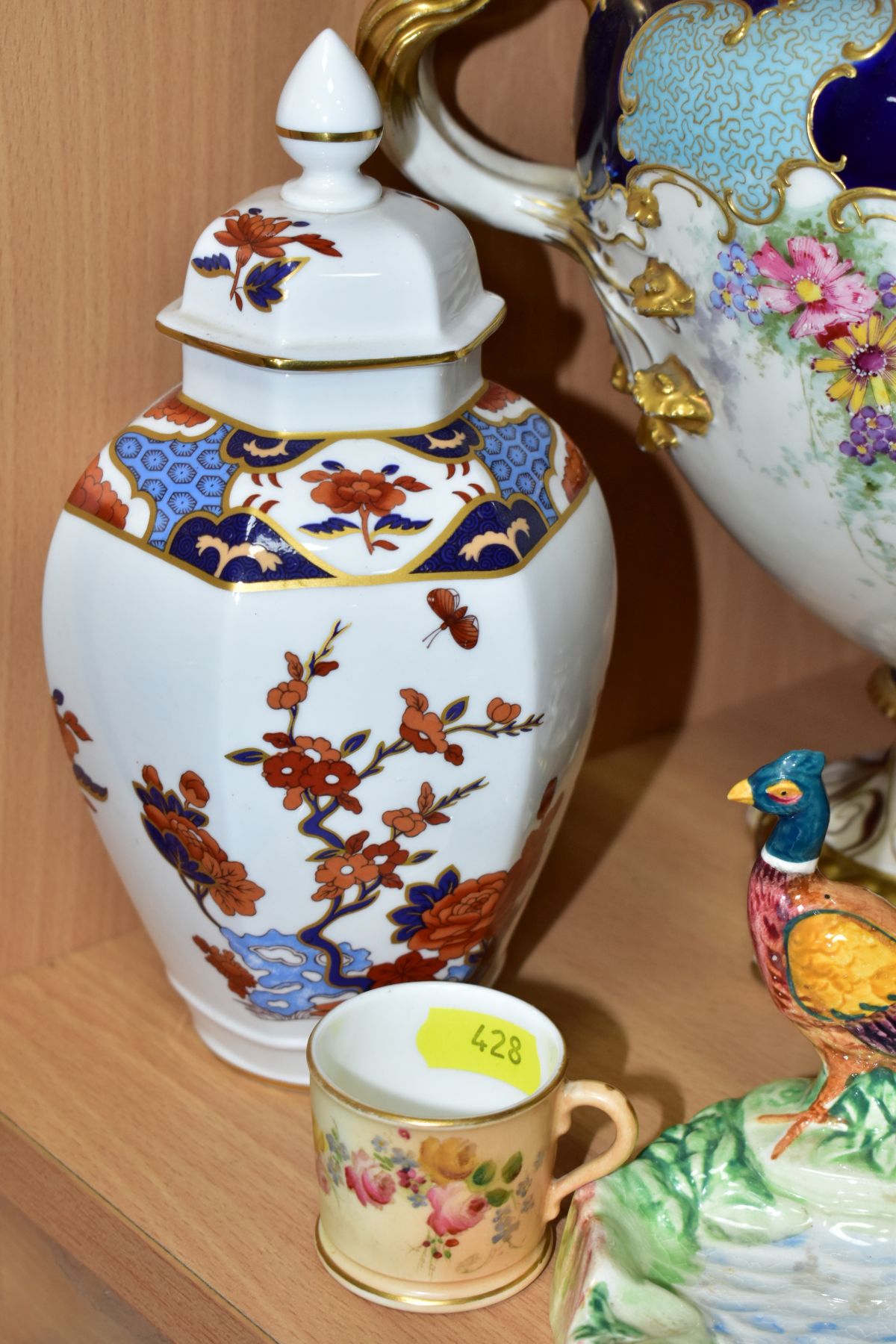 A GROUP OF LATE 19TH AND 20TH CENTURY CERAMICS, including modern giftware by Herend, Wedgwood, Royal - Image 17 of 20