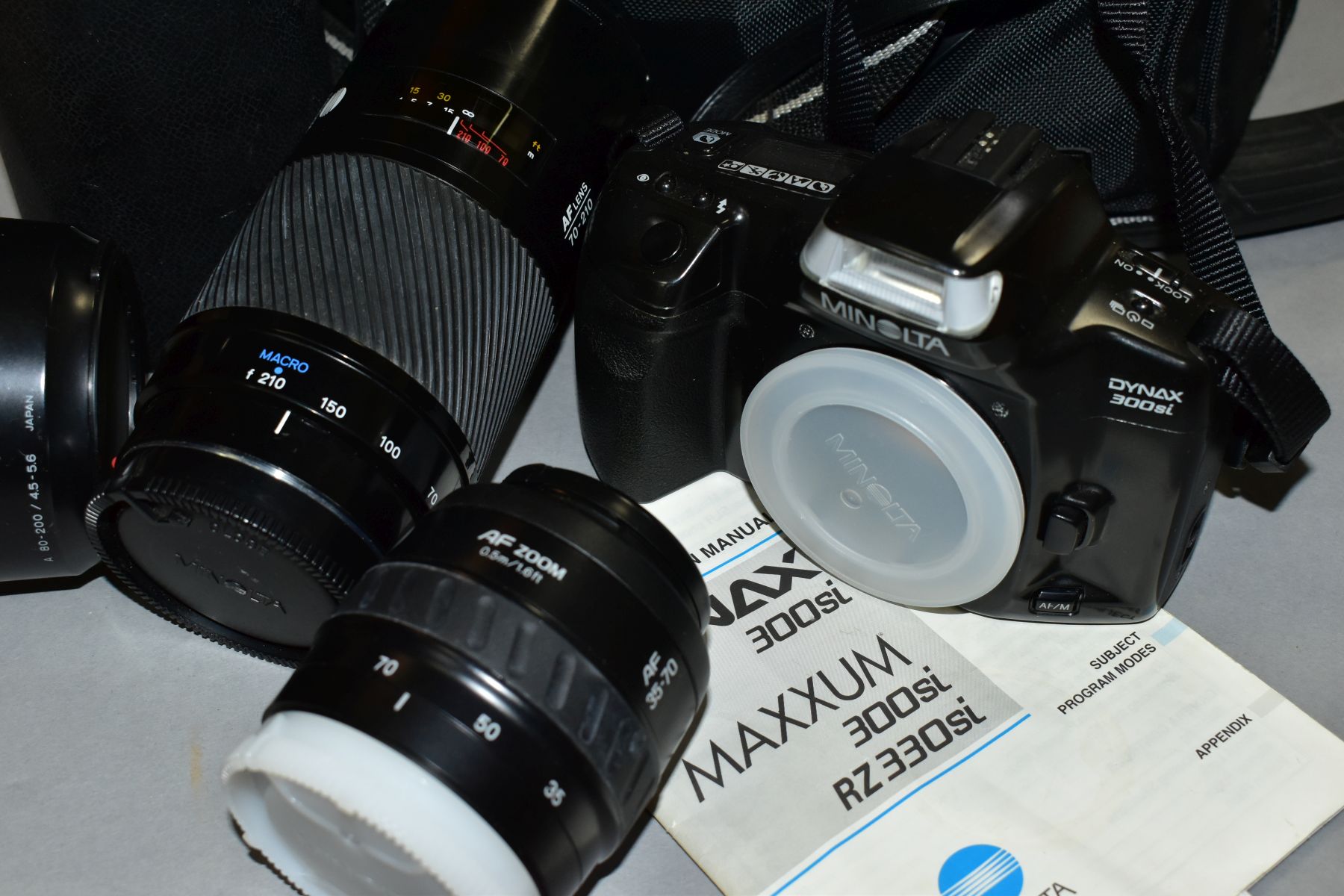 PHOTOGRAPHIC EQUIPMENT comprising a Minolta Dynax 300SI camera body, Minolta 35-70 zoom lens, - Image 2 of 9