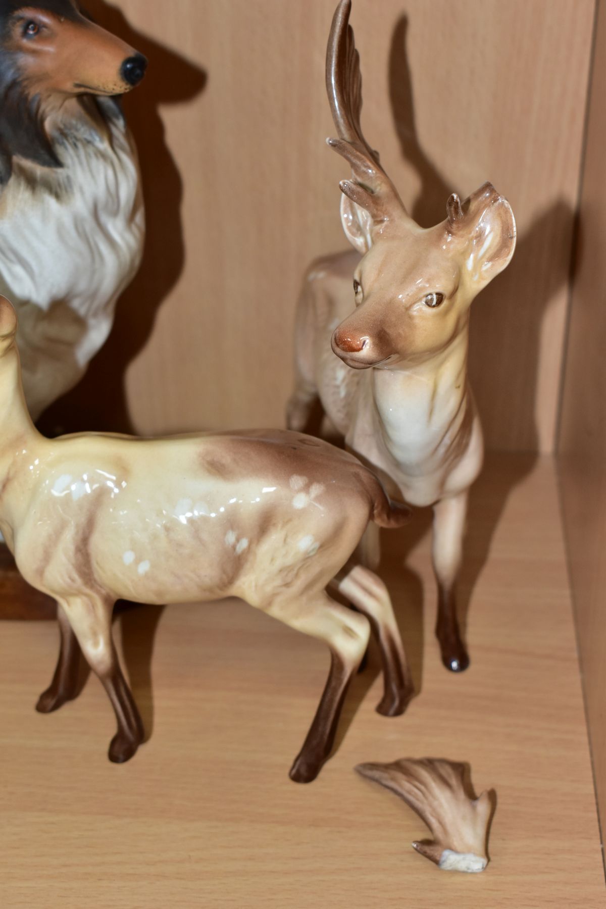 A COLLECTION OF SEVEN BESWICK ANIMAL AND BIRD FIGURES, comprising Stag, Doe and Fawn in light - Bild 2 aus 9