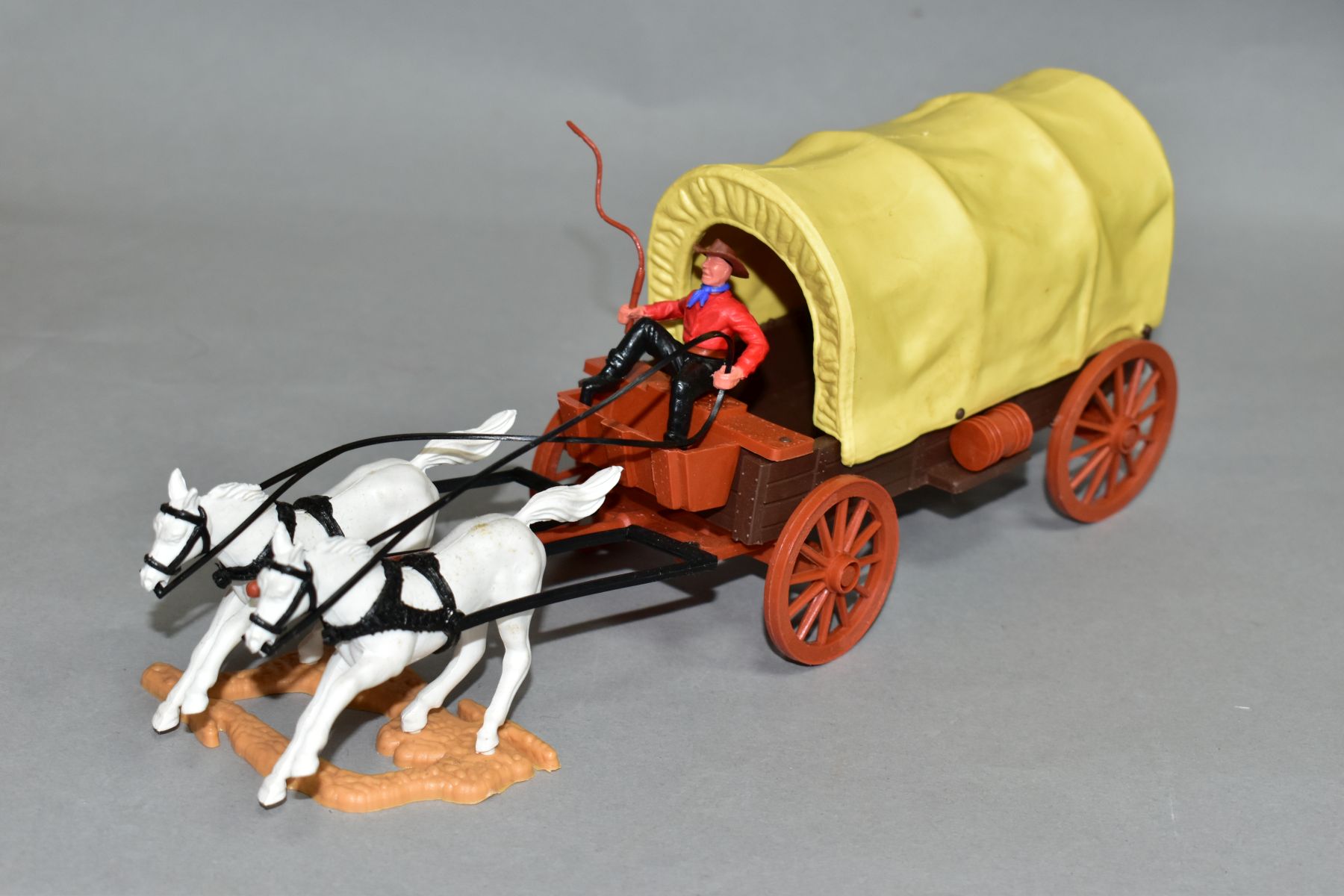 THREE TIMPO TOYS PLASTIC HORSE DRAWN VEHICLES, Covered Wagon, No 271, Chuck Wagon, No 273 and Wild - Bild 2 aus 4