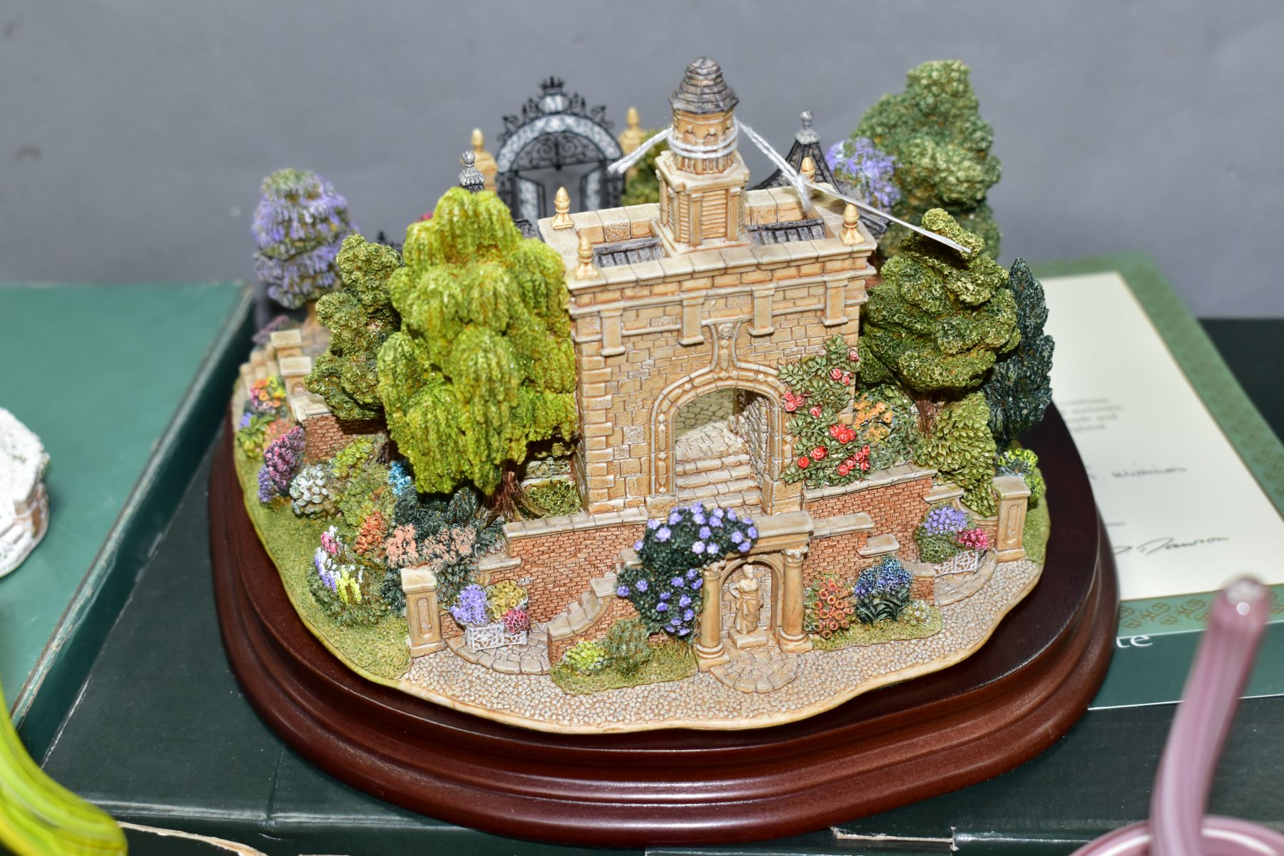 A BOXED LIMITED EDITION LILLIPUT LANE SCULPTURE CELEBRATING THE MILLENNIUM, 'The Millennium Gate' - Bild 4 aus 5