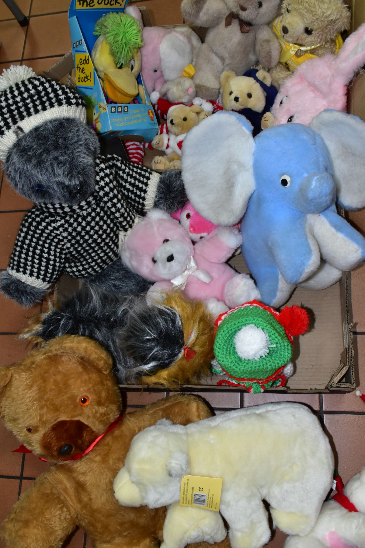 A QUANTITY OF MODERN SOFT TOYS AND TEDDY BEARS etc, to include B.B.C. Edd the Duck hand puppet ( - Image 3 of 4