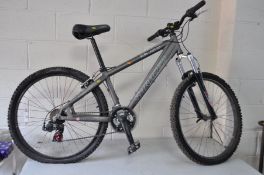 A SARACEN BUZZ MOUNTAIN BIKE with CH580 front suspension, 21 speed Shimano Tourney twist grip gears,