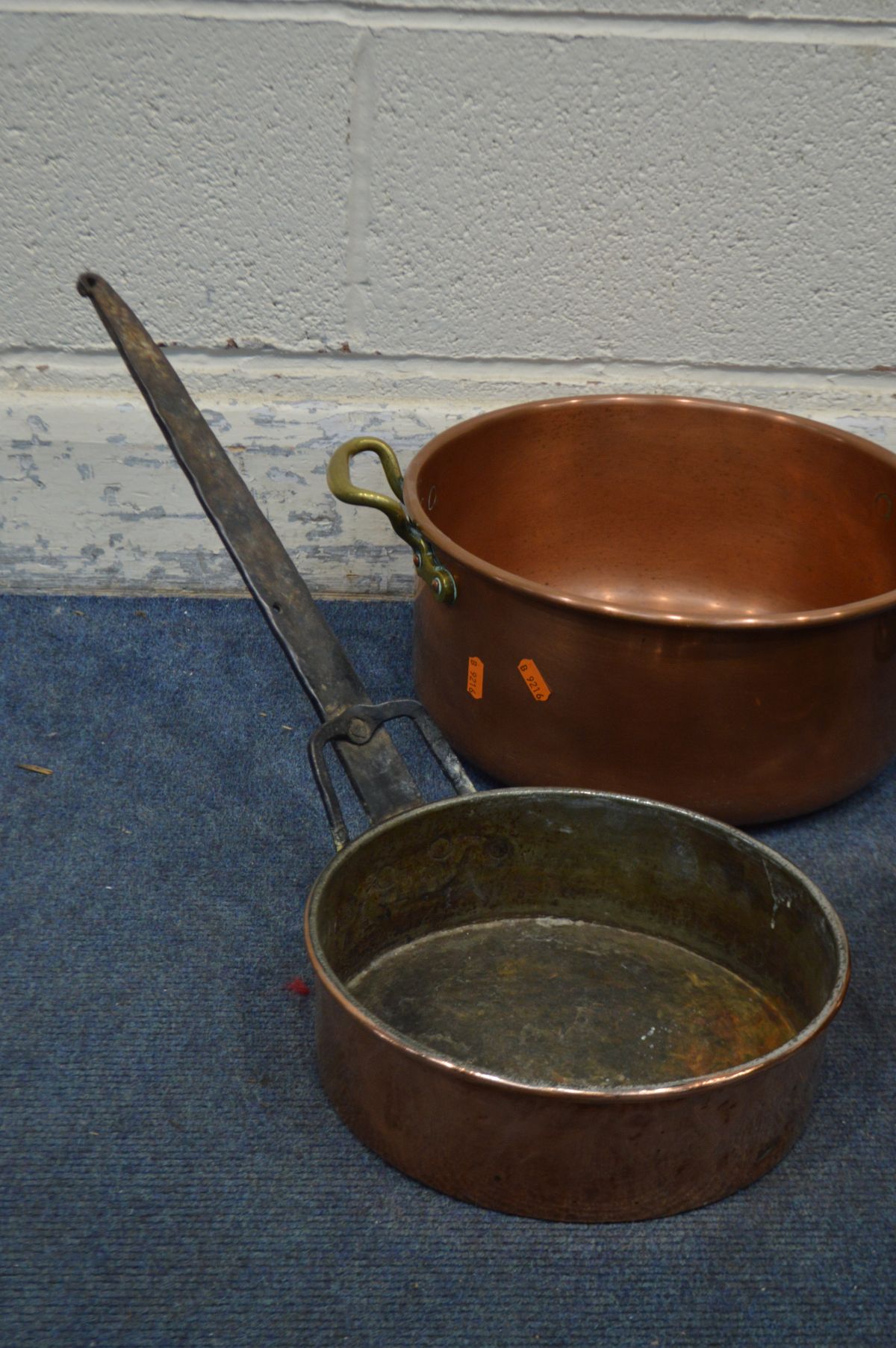 A COLLECTION OF COPPERWARE to include a jam pan with twin brass handles, a balance scale with - Image 4 of 4