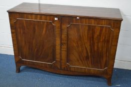 A 20TH CENTURY GEORGIAN STYLE MAHOGANY TWO DOOR CABINET, on outsplayed bracket feet, width 139cm x