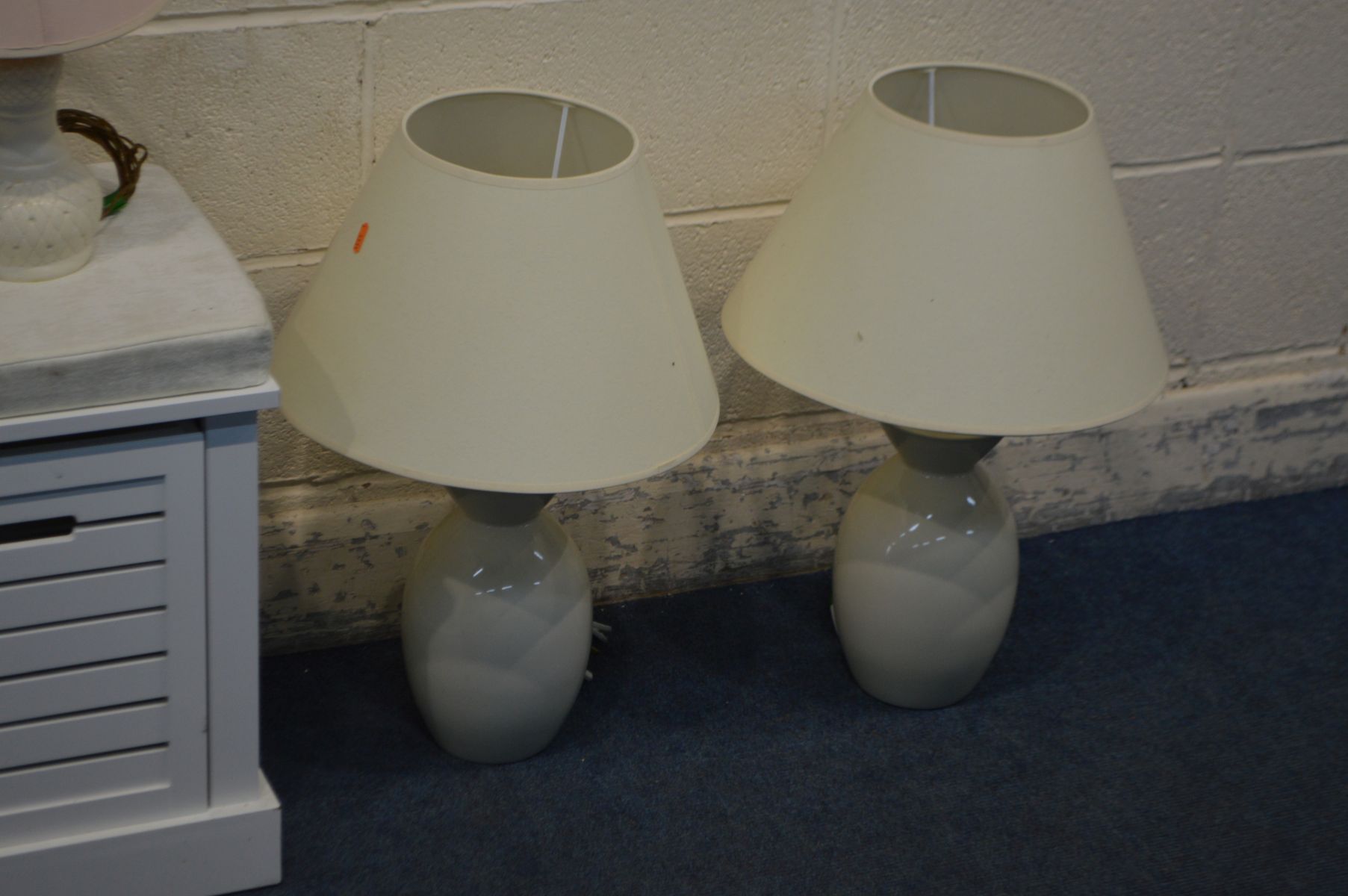 A PAIR OF MODERN CREAM CERAMIC TABLE LAMPS with shades, a modern white finish window seat with three - Image 3 of 3