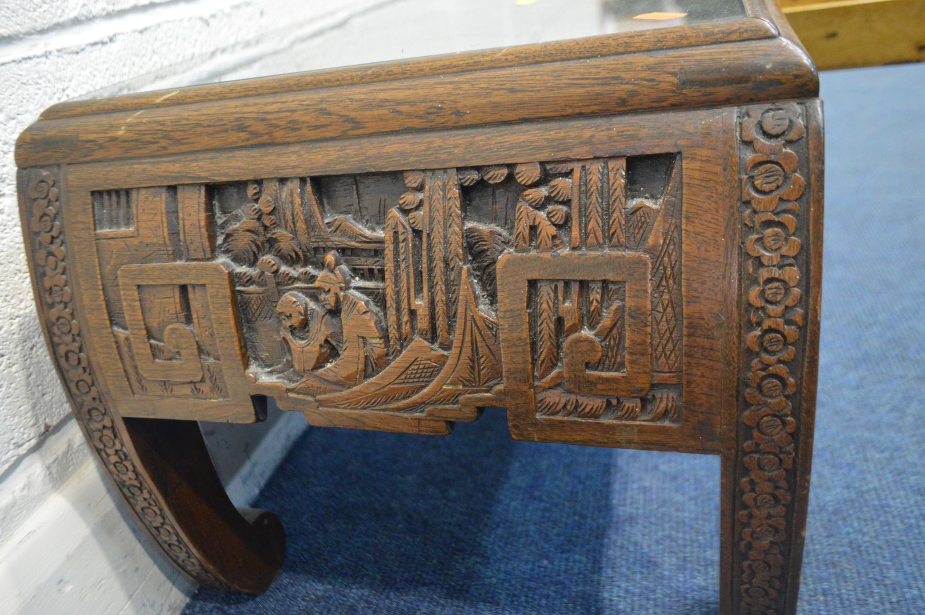 AN ORIENTAL HEAVILY CARVED CAMPHOR WOOD COFFEE TABLE, with glass insert, small frieze drawer on - Image 5 of 5