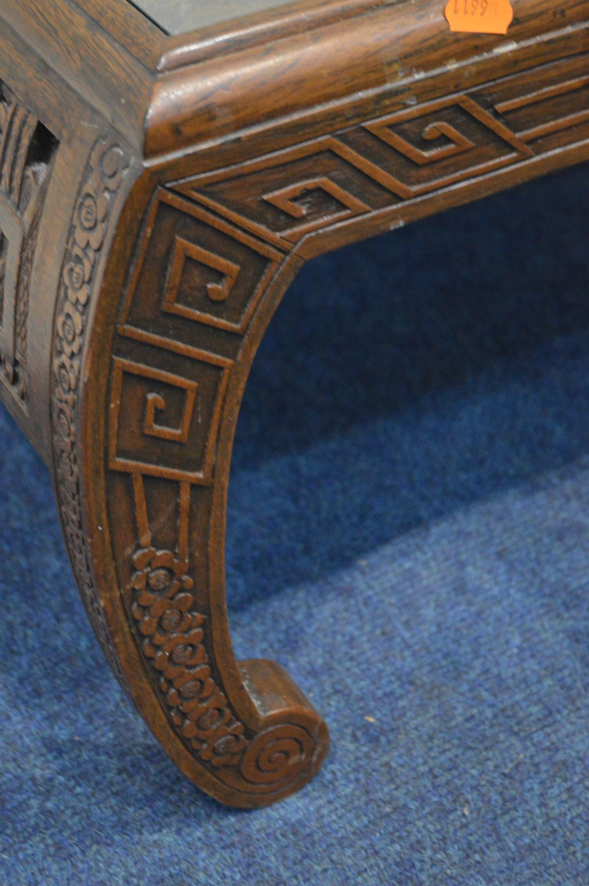 AN ORIENTAL HEAVILY CARVED CAMPHOR WOOD COFFEE TABLE, with glass insert, small frieze drawer on - Image 4 of 5