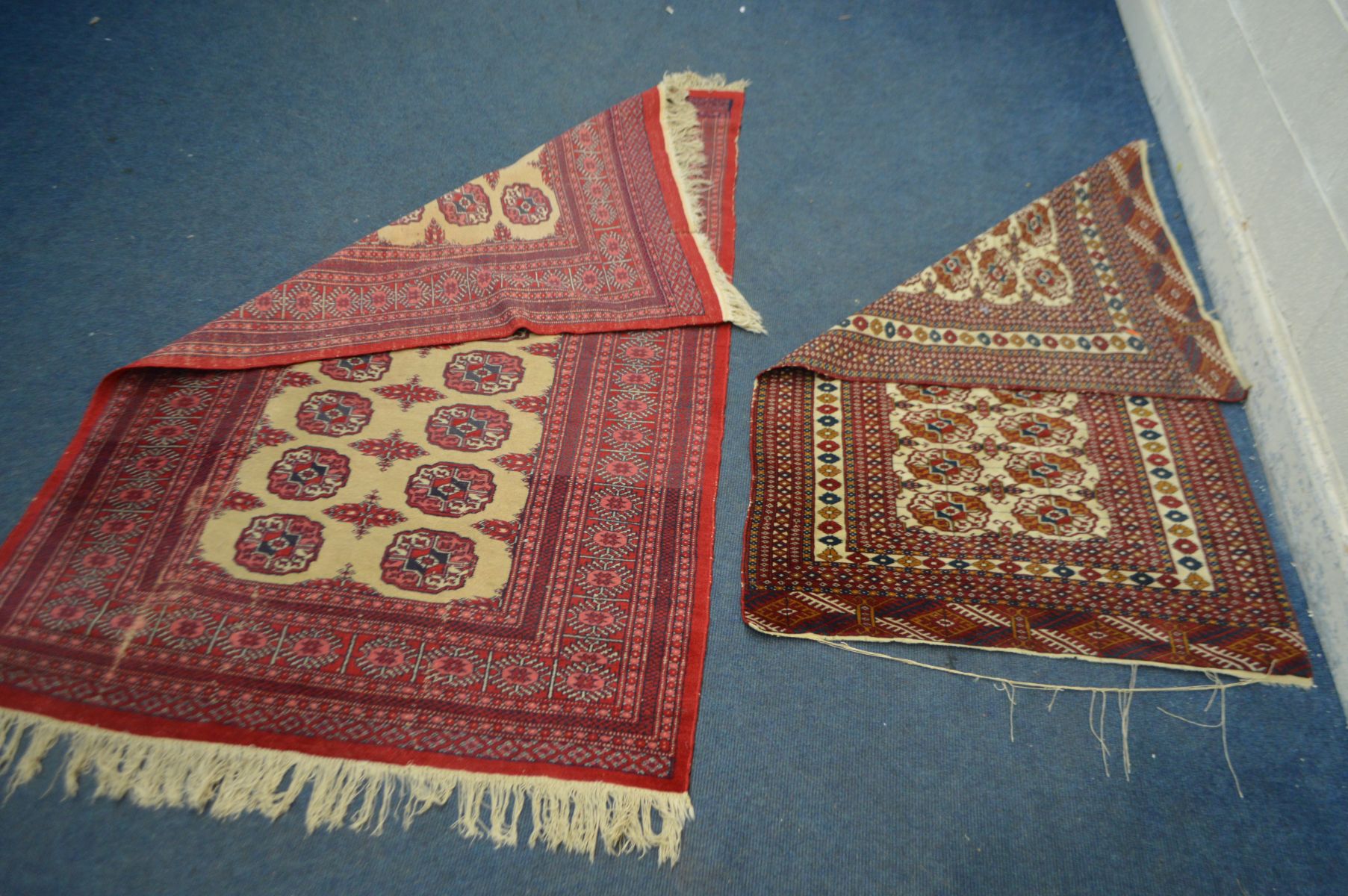 A TURKOMAN TEKKE RED GROUND RUG, 207cm x 124cm - and a similar smaller rug, 161 cm x 94cm (2) - Image 4 of 4