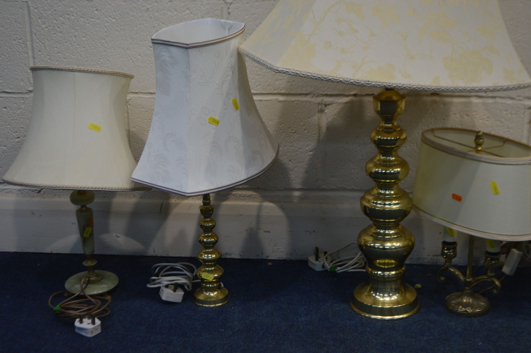 A QUANTITY OF BRASS LAMPS, to include a Corinthian column standard lamp, a pair of two sized table - Image 4 of 4