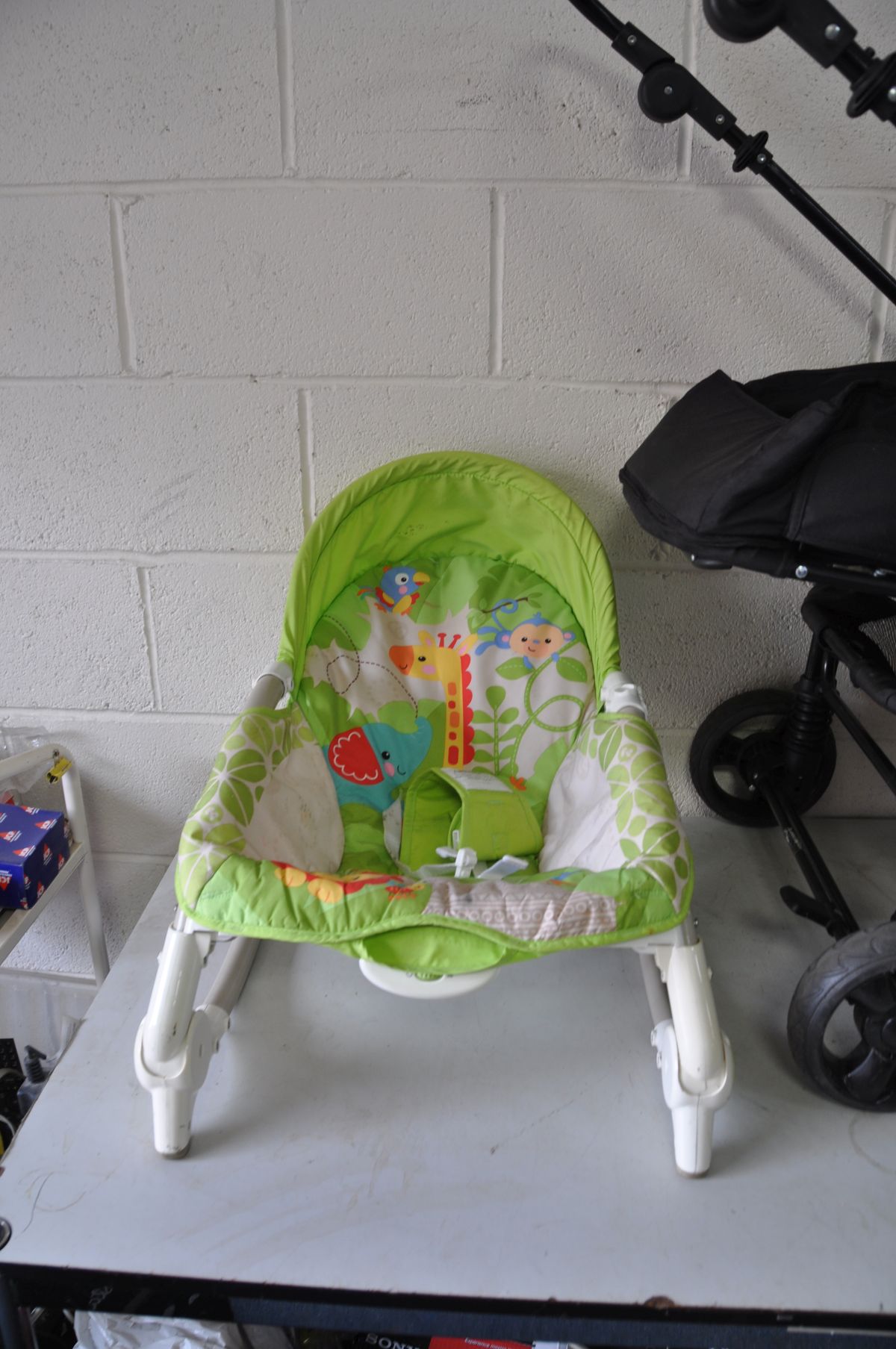 A REDKITE FOLDING PUSHCHAIR and a baby Bouncer (2) - Image 2 of 3