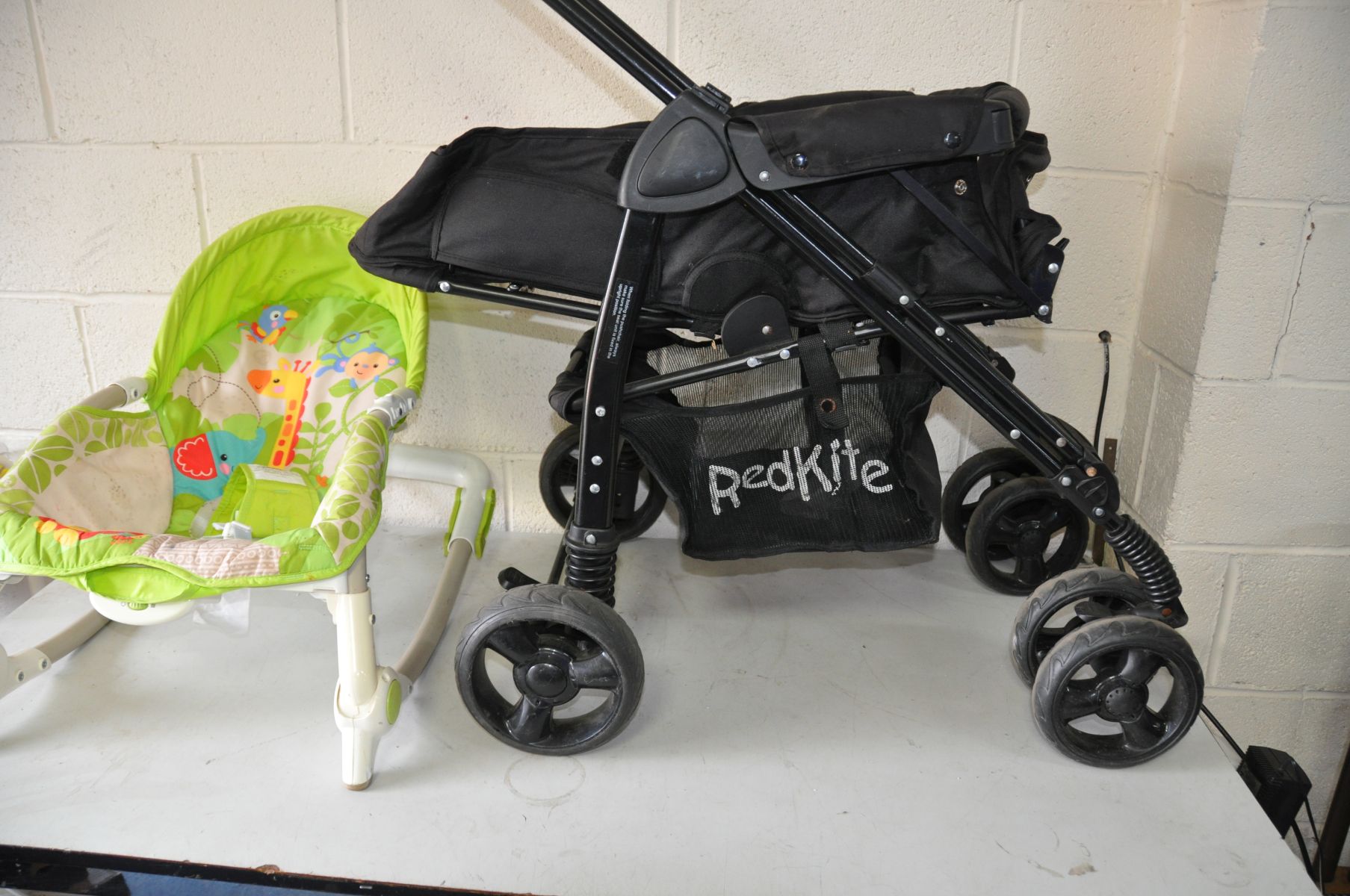 A REDKITE FOLDING PUSHCHAIR and a baby Bouncer (2) - Image 3 of 3