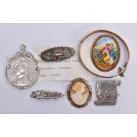 A BAG OF ASSORTED JEWELLERY ITEMS, to include a silver sweetheart brooch depicting a basket with