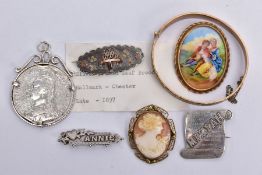 A BAG OF ASSORTED JEWELLERY ITEMS, to include a silver sweetheart brooch depicting a basket with