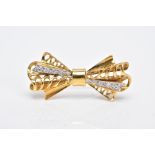 A LATE 20TH CENTURY 18CT GOLD DIAMOND BOW BROOCH, estimated modern round brilliant cut diamond