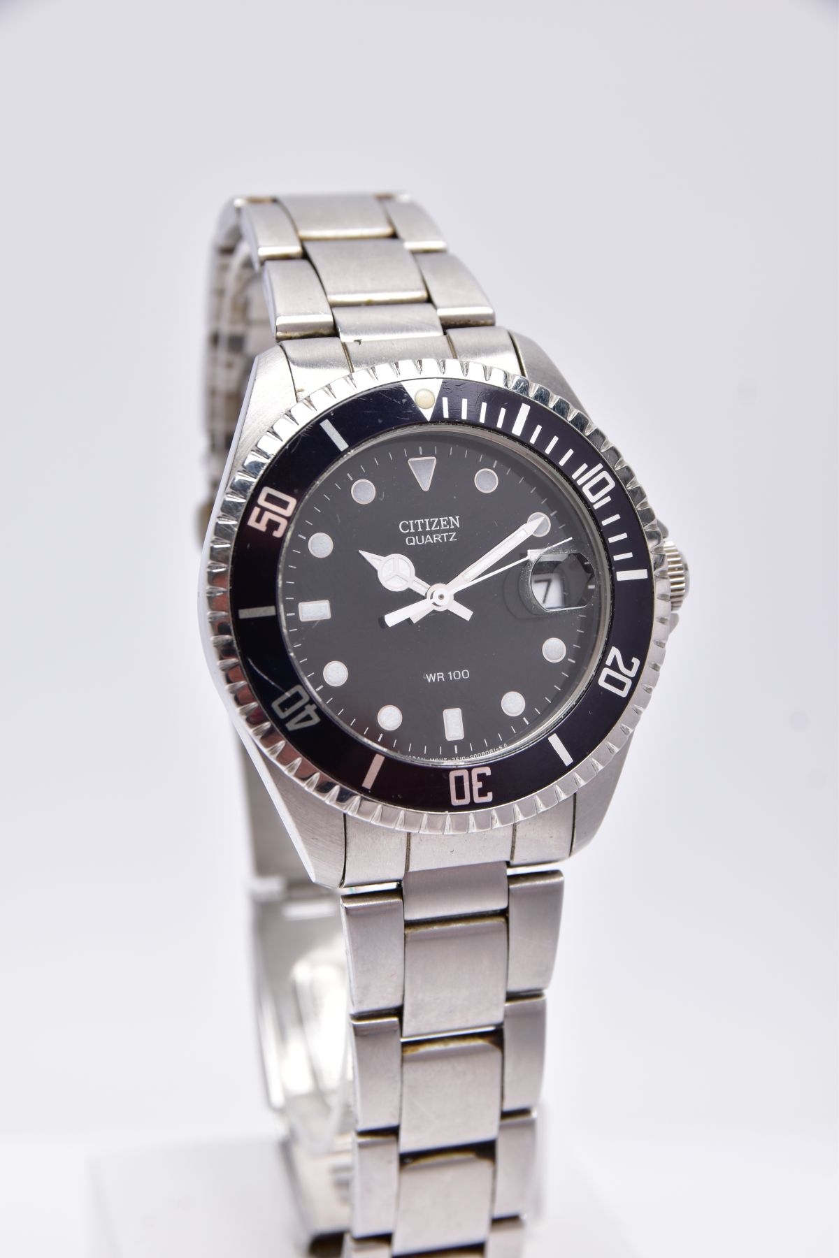 A GENT'S 'CITIZEN' QUARTZ WRISTWATCH, round black dial signed 'Citizen Quartz WR100', baton and spot - Image 2 of 6