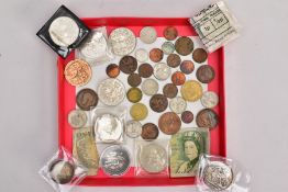 A SMALL CARDBOARD LID OF MIXED COINS to include a 1931 George V halfcrown coin, a 1890 Victoria