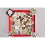 A SMALL CARDBOARD LID OF MIXED COINS to include a 1931 George V halfcrown coin, a 1890 Victoria